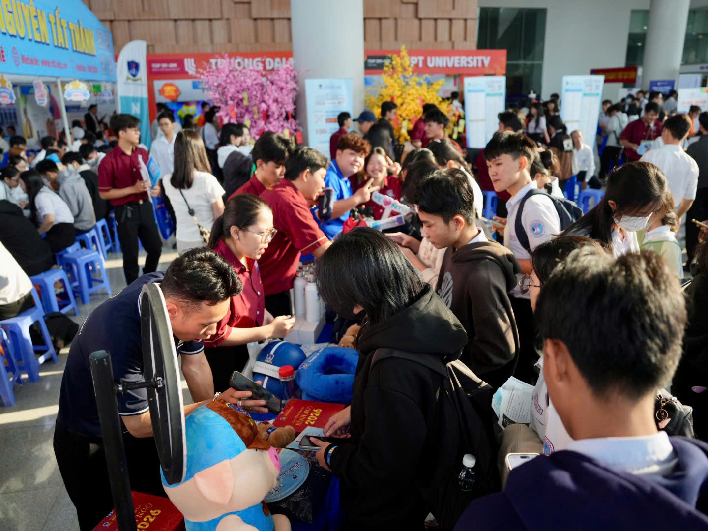 Hơn 15.000 học sinh trong sự kiện chọn trường, chọn ng&agrave;nh 28 năm tuổi - Ảnh 19.