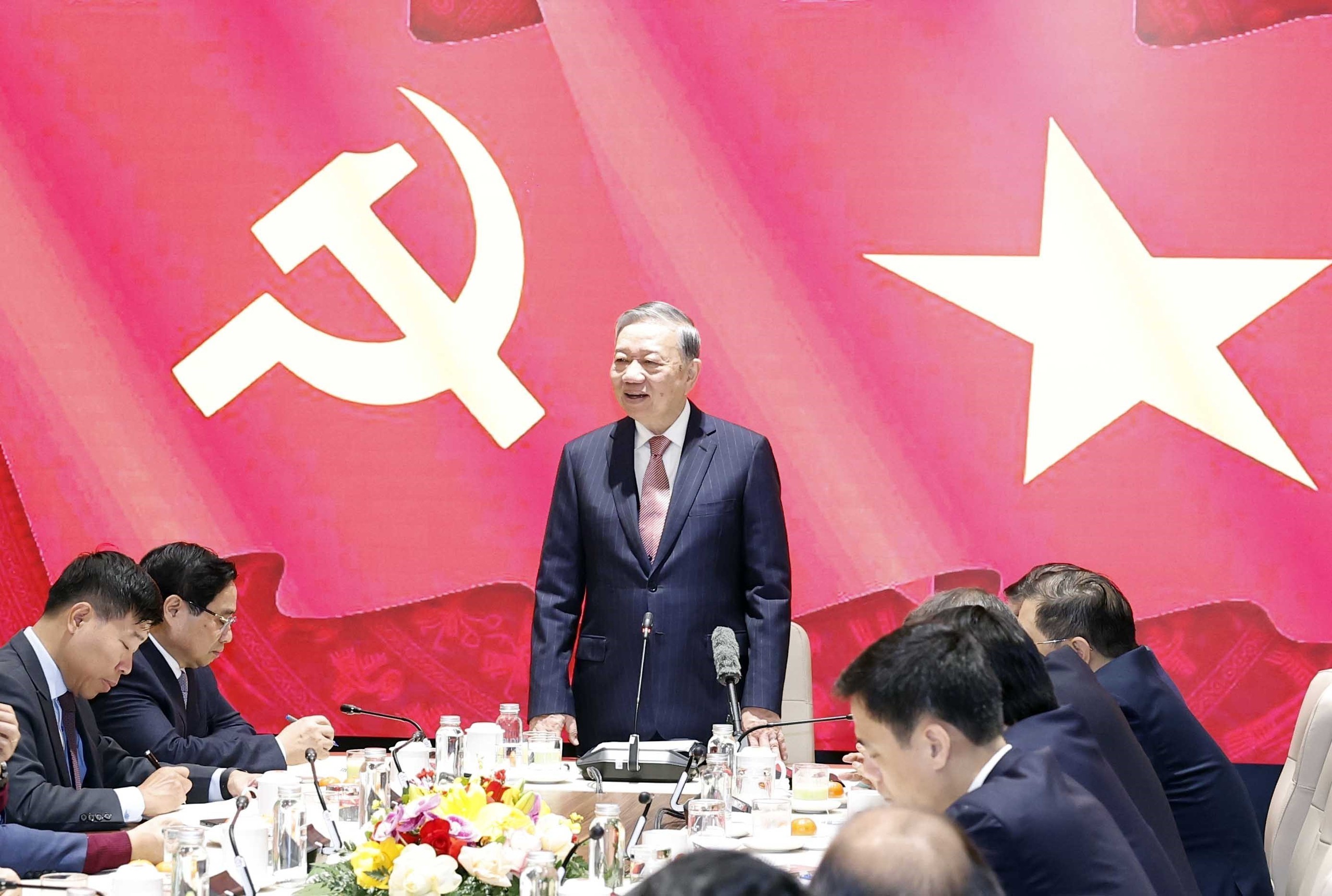 Tổng B&iacute; thư l&agrave;m việc với c&aacute;c đại sứ Việt Nam ở nước ngo&agrave;i tham dự Đại hội XIV- Ảnh 2.