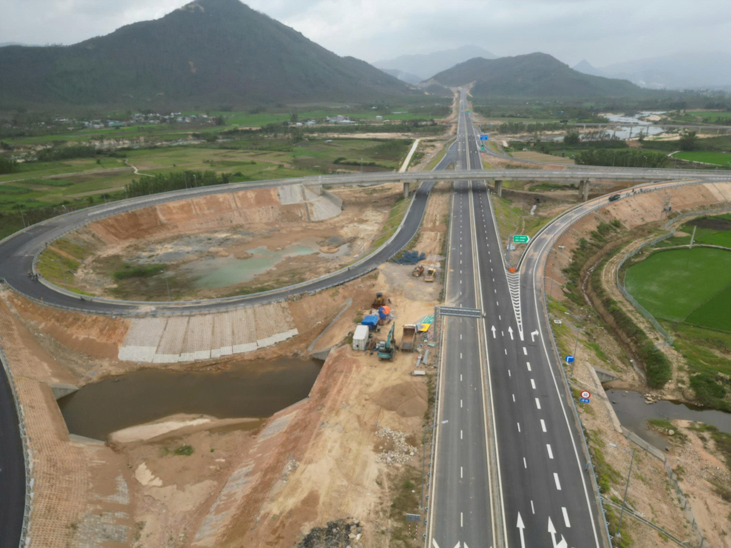 Cao tốc phía đông Gia Lai gấp rút thông xe trước Tết- Ảnh 4.