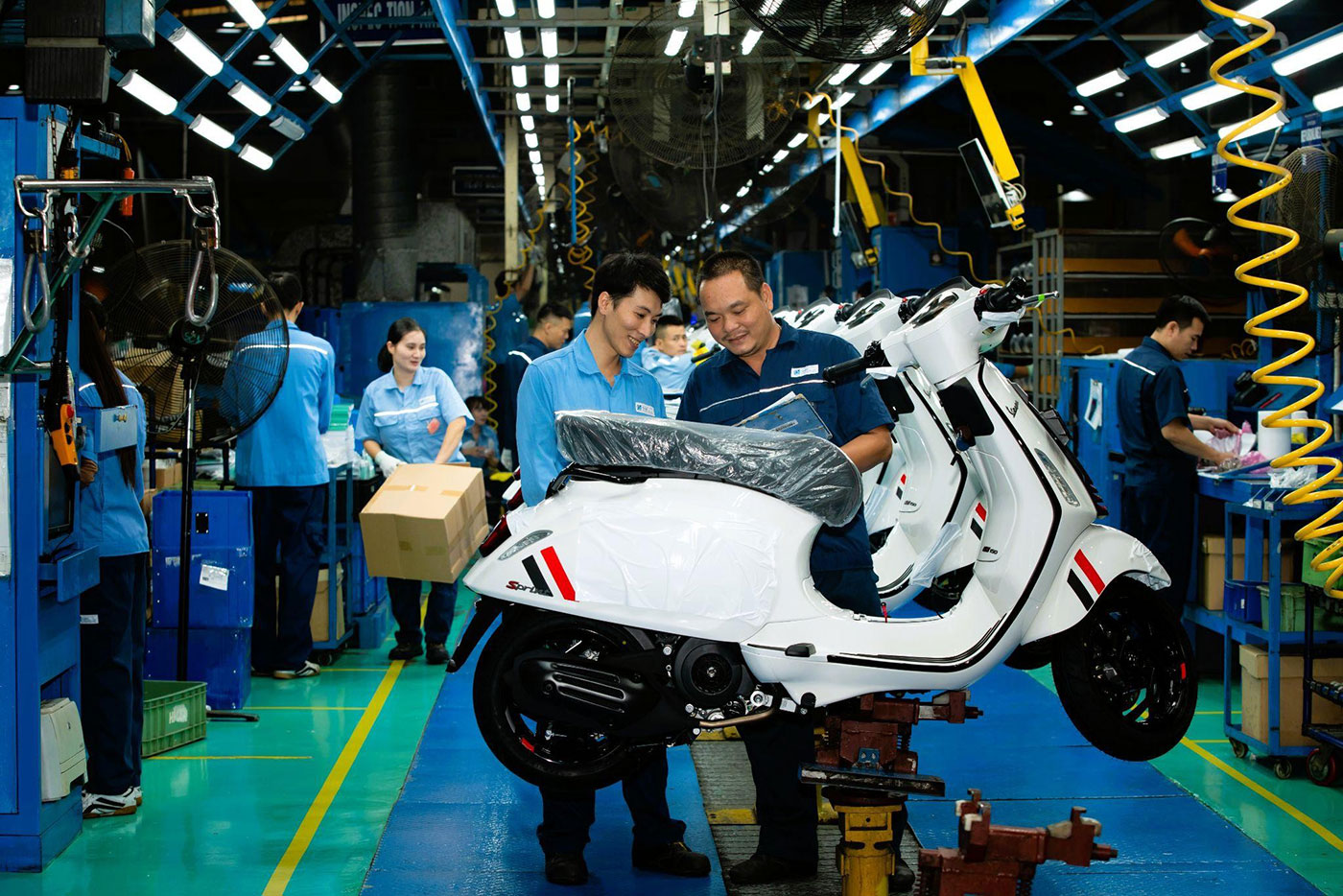 Piaggio Việt Nam cán mốc 2 triệu xe, nâng tầm vị thế sản xuất toàn cầu - Ảnh 1.