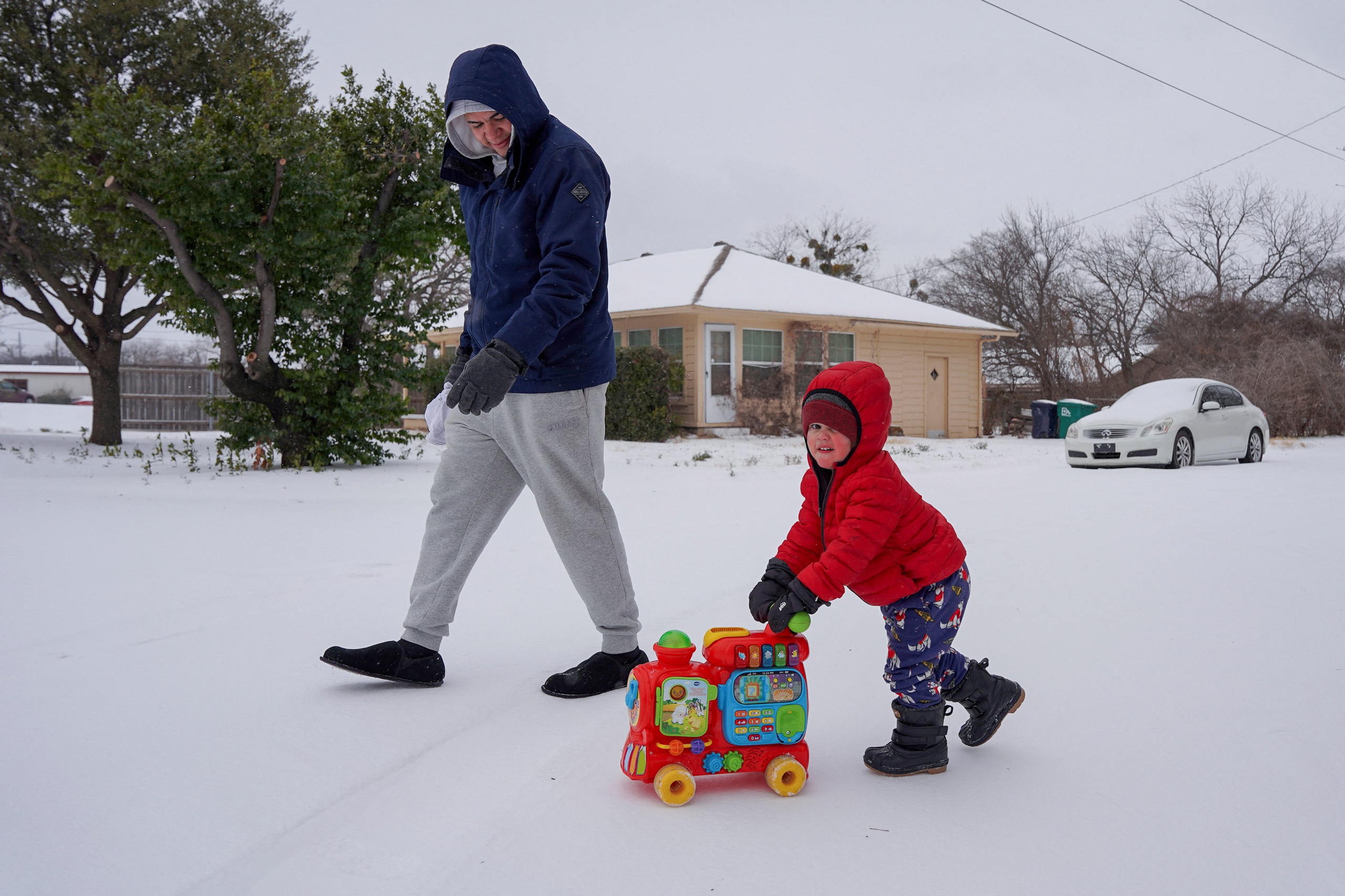 B&atilde;o ở Mỹ khiến 1 triệu người mất điện, 10.000 chuyến bay bị hủy - Ảnh 1.