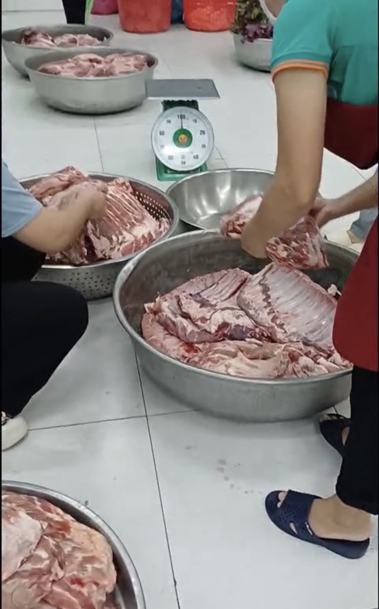 Phường Bến Cát lên tiếng về sườn heo kém chất lượng giao cho bếp ăn học sinh - Ảnh 2. Phường Bến Cát lên tiếng về sườn heo kém chất lượng giao cho bếp ăn học sinh - Ảnh 2.