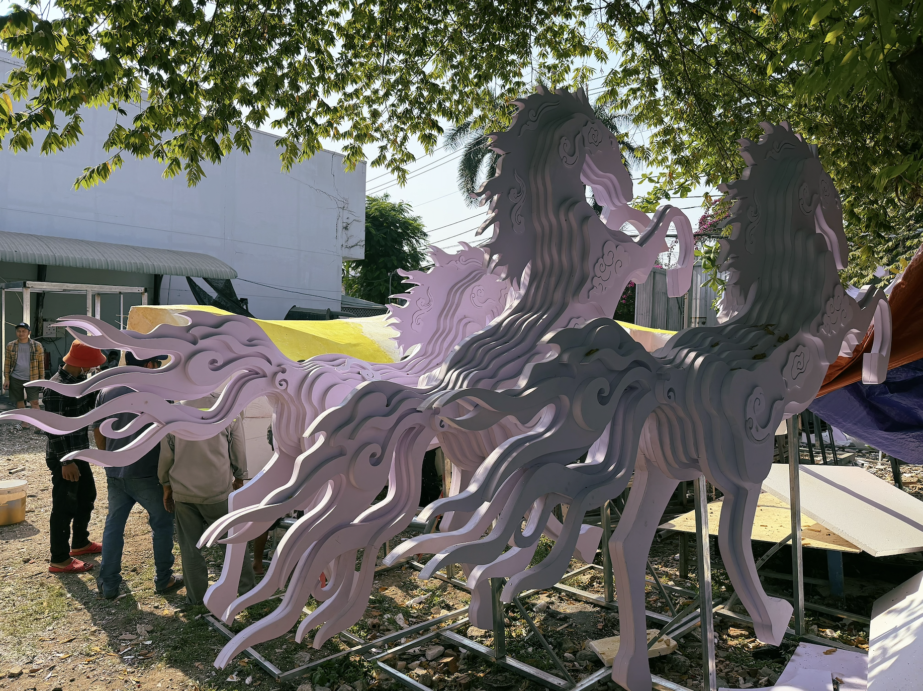 Bên trong xưởng làm linh vật ngựa cho Đường hoa Nguyễn Huệ 2026- Ảnh 4.