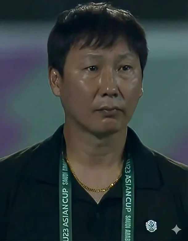 Truyền th&ocirc;ng H&agrave;n Quốc l&yacute; giải khoảnh khắc trầm lặng của HLV Kim Sang-sik sau trận thắng đội b&oacute;ng qu&ecirc; hương- Ảnh 2.