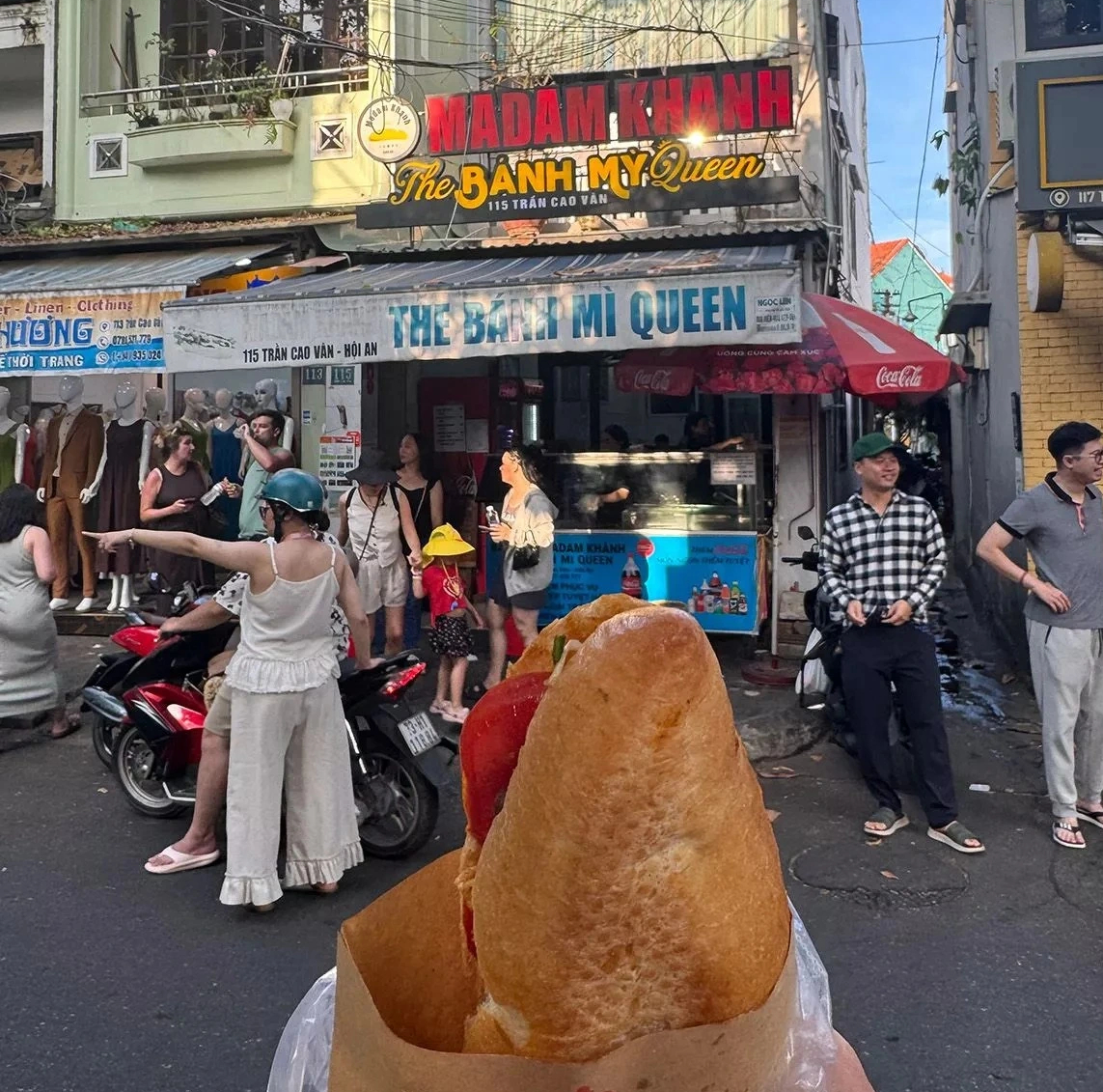 Khách Tây khám phá du lịch Việt Nam qua chợ Đông Ba và tiệm may ở Hội An - Ảnh 4.