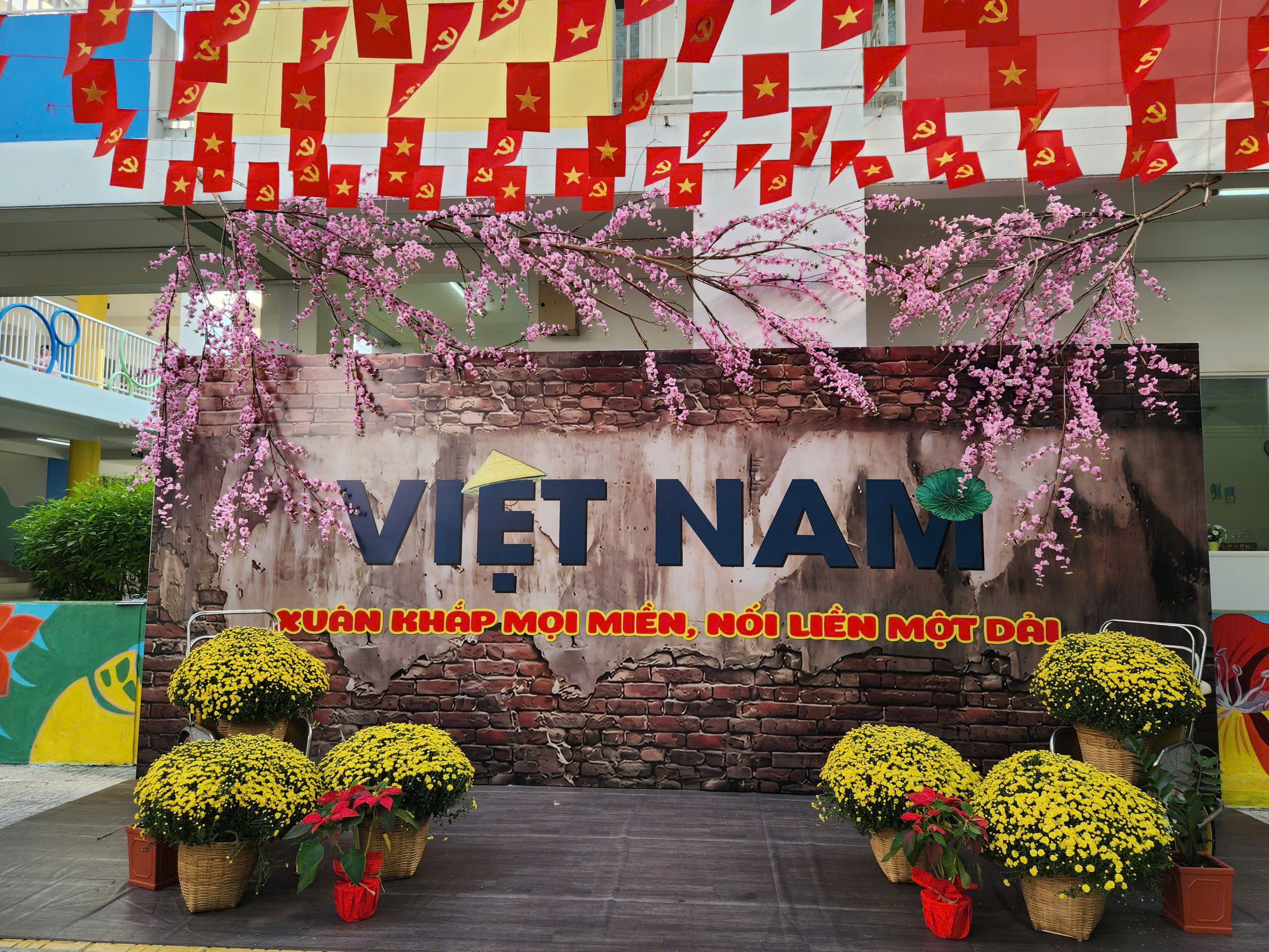 Rực rỡ sắc hoa đón tết ở những trường học hàng ngàn mét vuông - Ảnh 13.