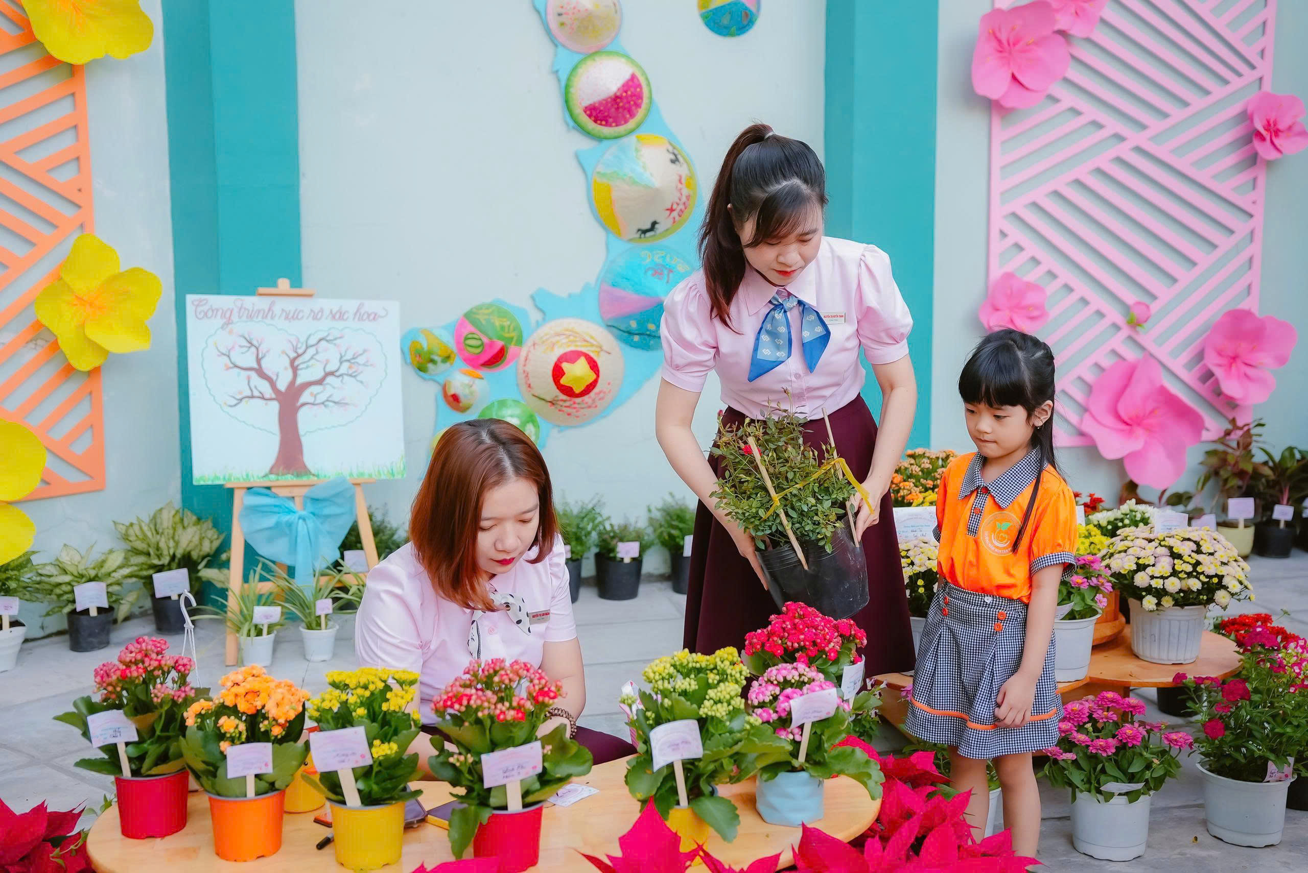 Rực rỡ sắc hoa đón tết ở những trường học hàng ngàn mét vuông - Ảnh 3.