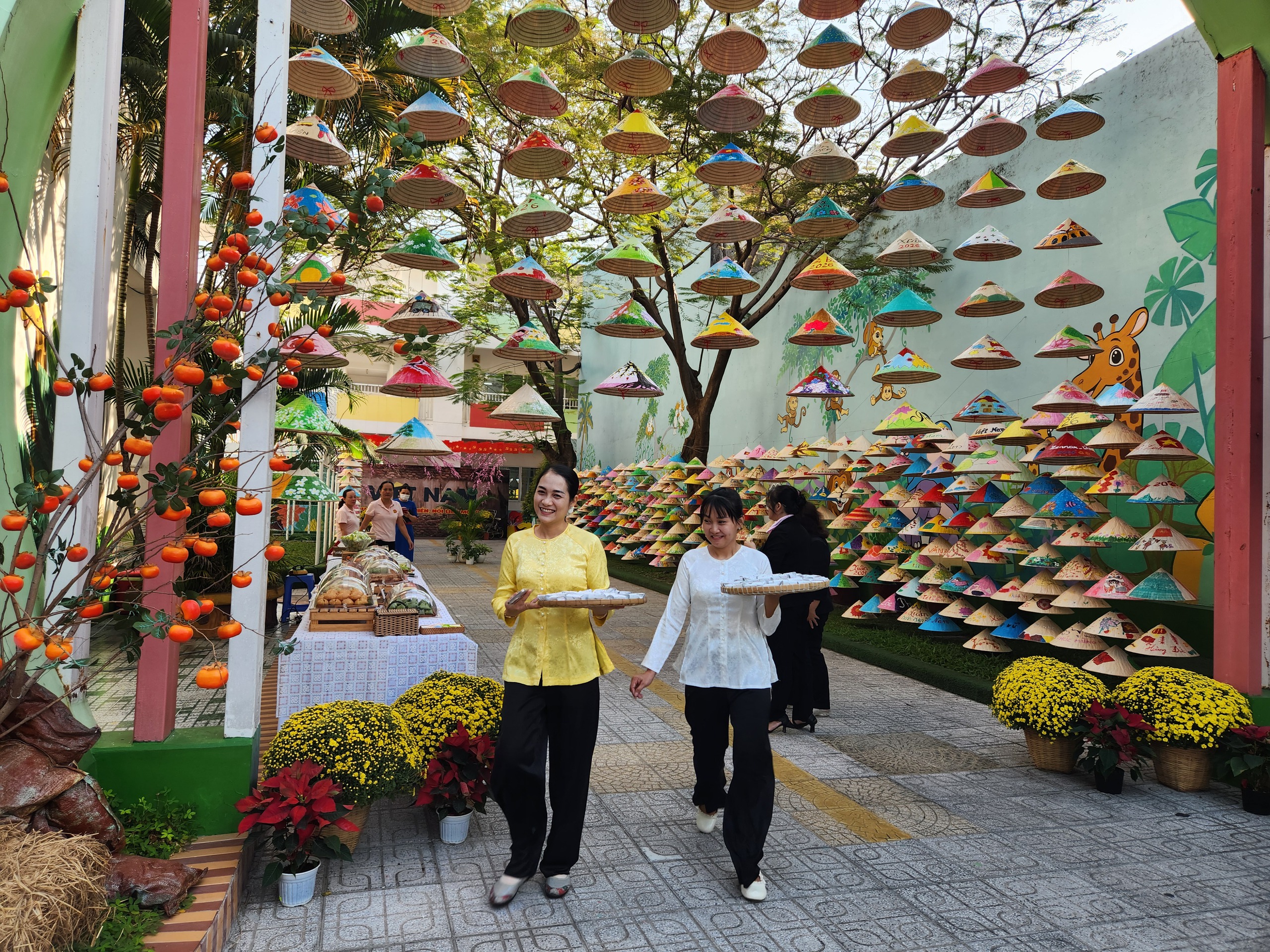 Rực rỡ sắc hoa đón tết ở những trường học hàng ngàn mét vuông - Ảnh 17.