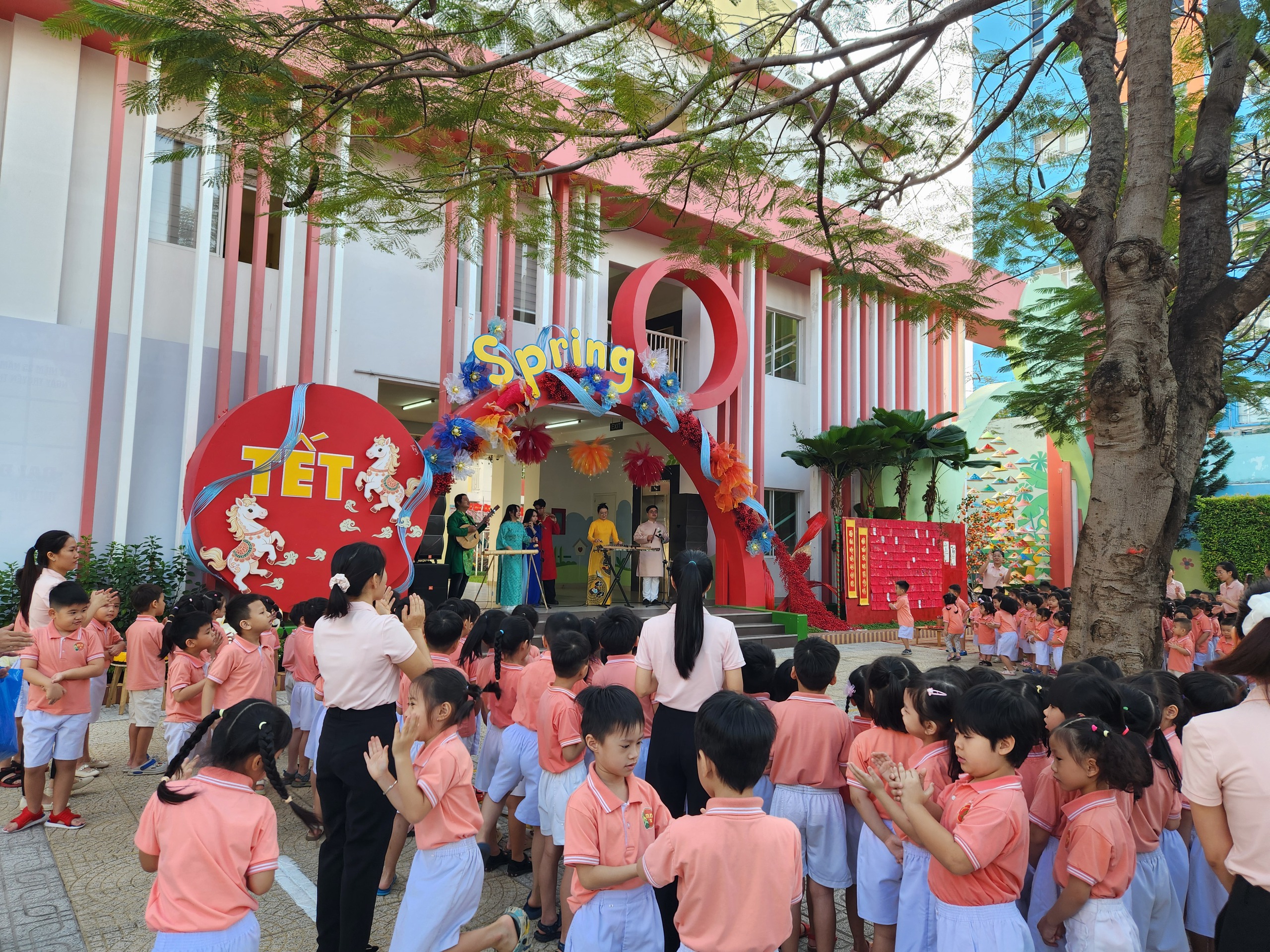 Rực rỡ sắc hoa đón tết ở những trường học hàng ngàn mét vuông - Ảnh 15.