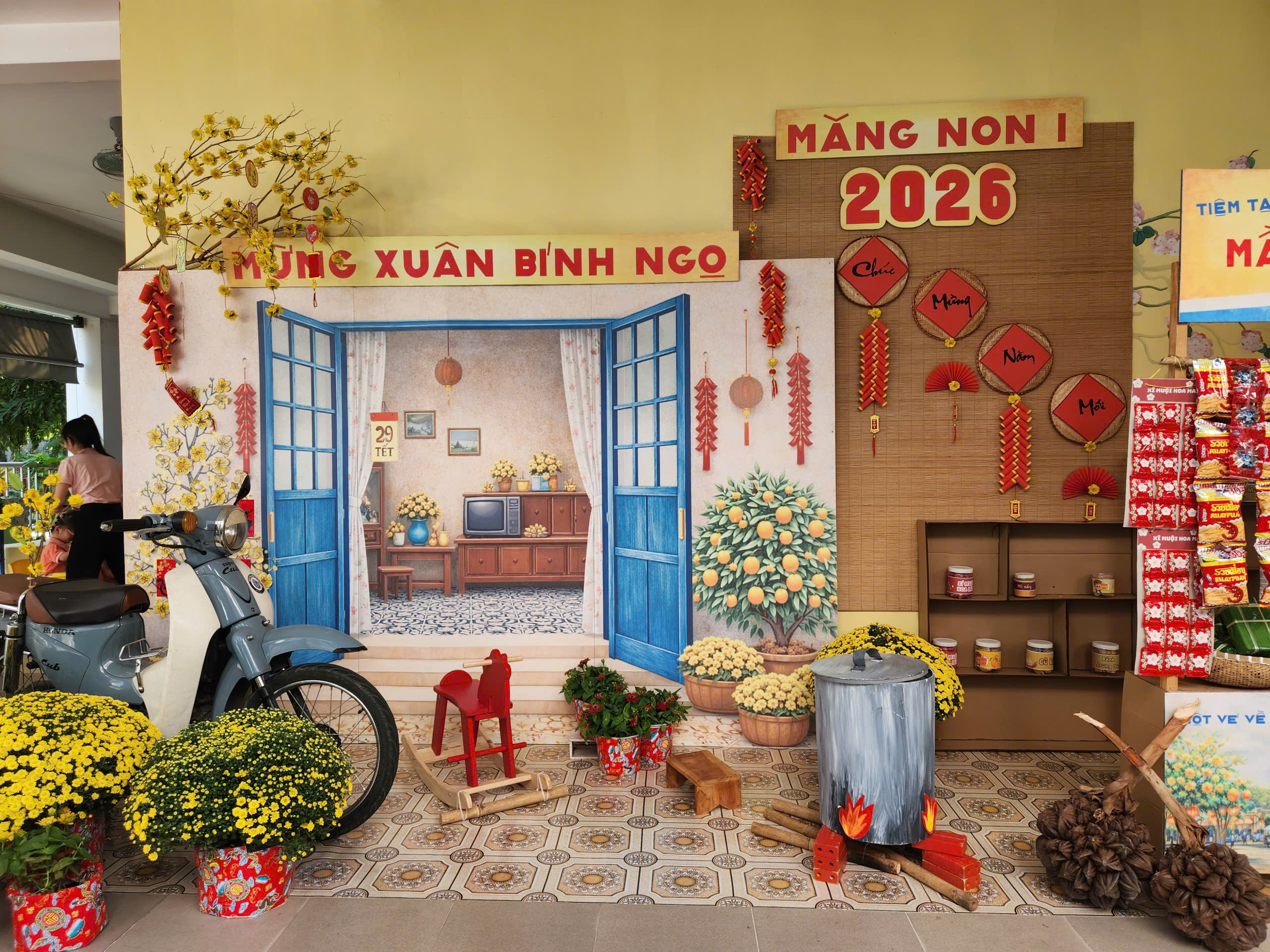 Rực rỡ sắc hoa đón tết ở những trường học hàng ngàn mét vuông - Ảnh 12.