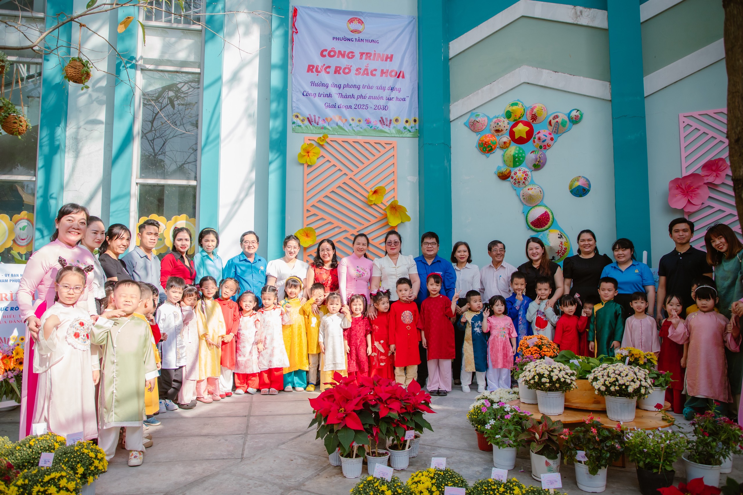 Rực rỡ sắc hoa đón tết ở những trường học hàng ngàn mét vuông - Ảnh 5.