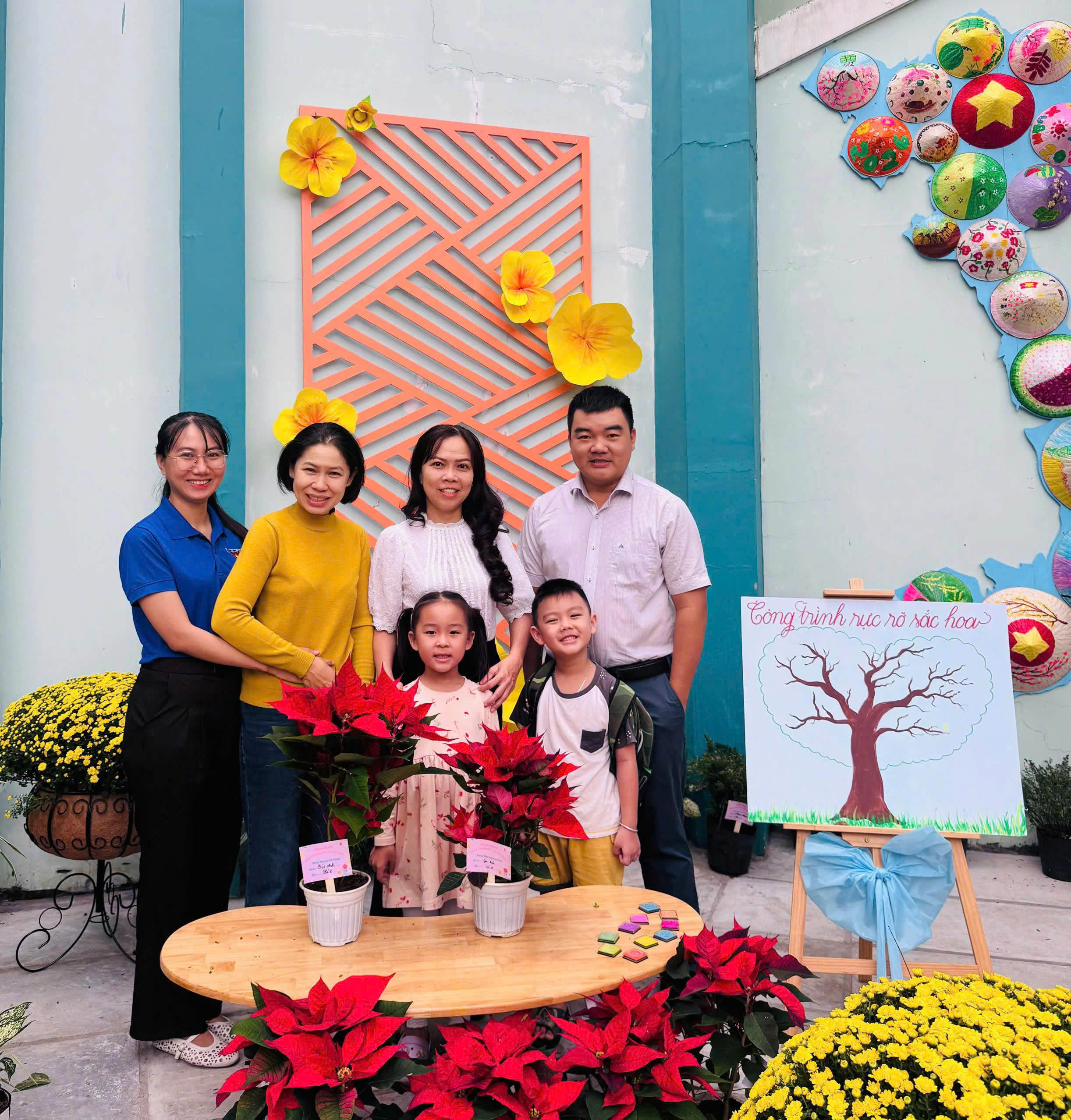 Rực rỡ sắc hoa đón tết ở những trường học hàng ngàn mét vuông - Ảnh 6.