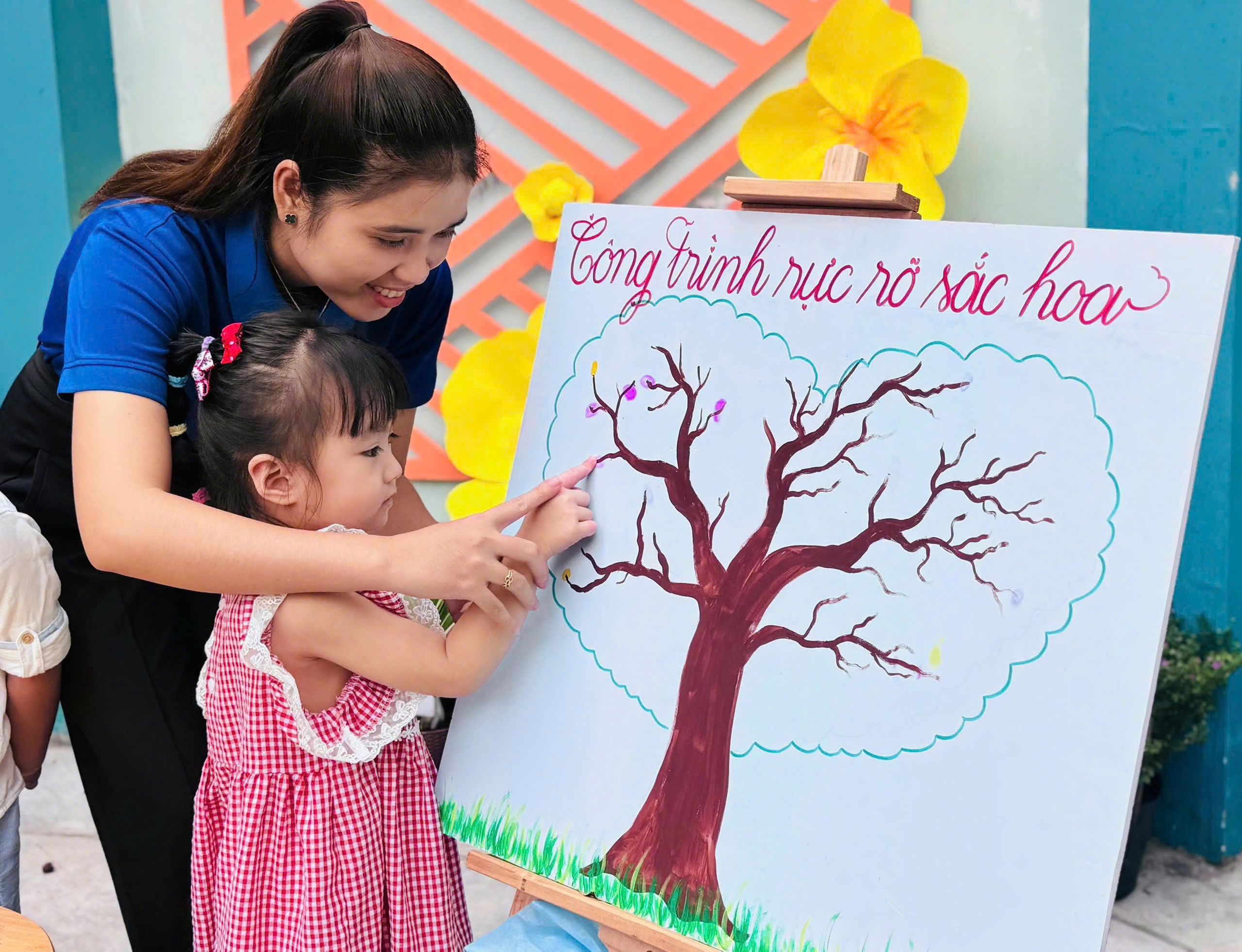 Rực rỡ sắc hoa đón tết ở những trường học hàng ngàn mét vuông - Ảnh 8.