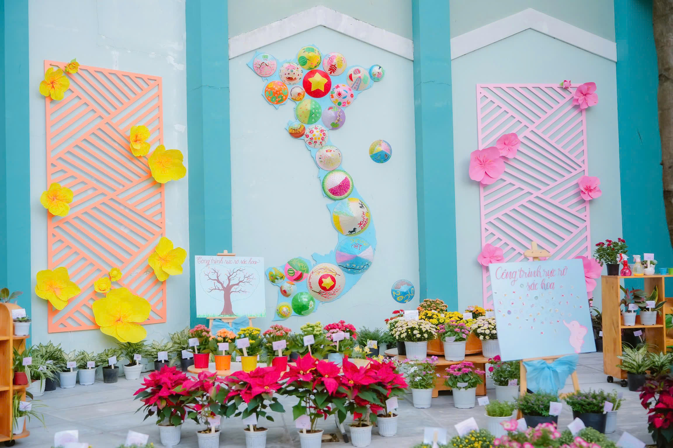 Rực rỡ sắc hoa đón tết ở những trường học hàng ngàn mét vuông - Ảnh 9.
