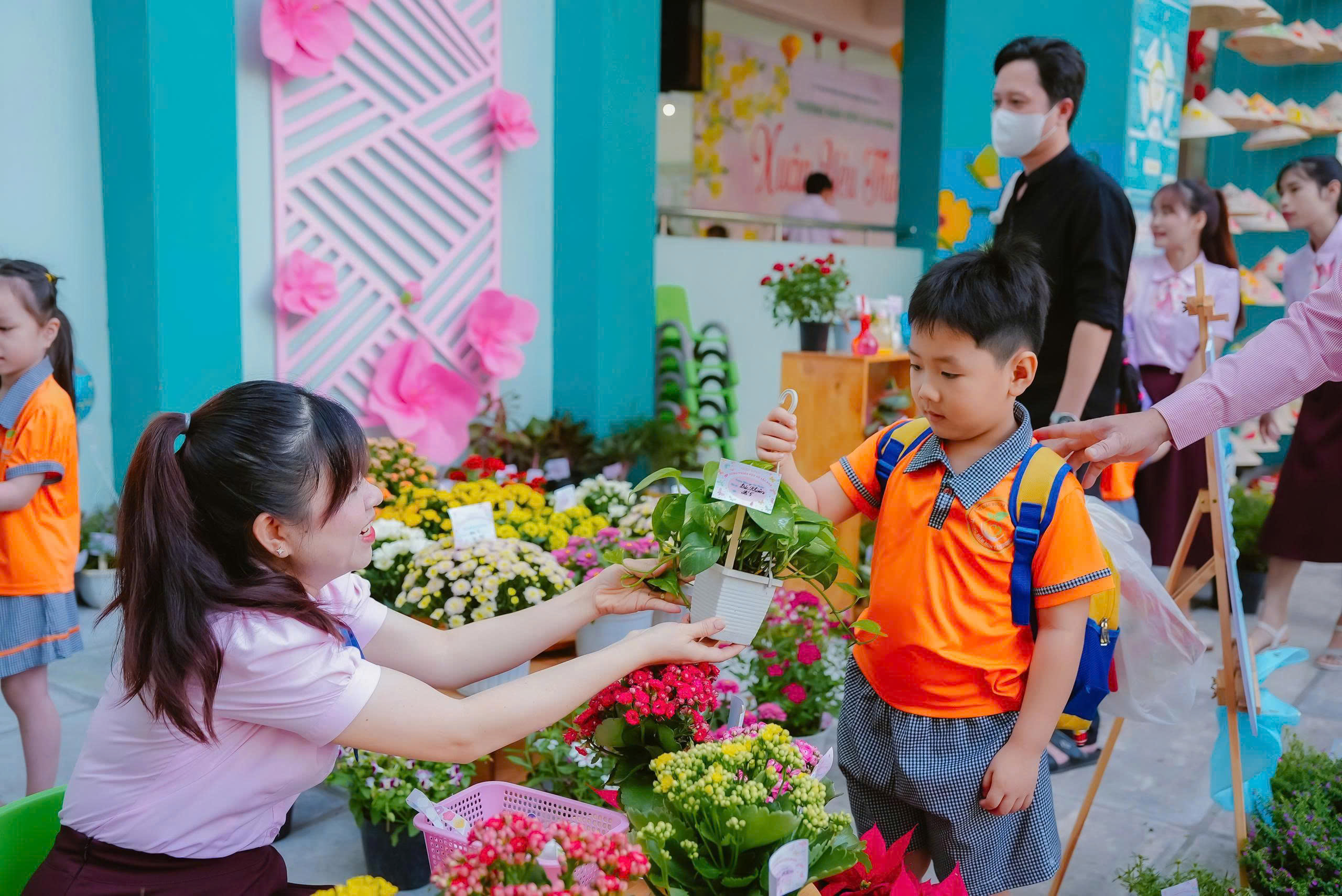 Rực rỡ sắc hoa đón tết ở những trường học hàng ngàn mét vuông - Ảnh 1.