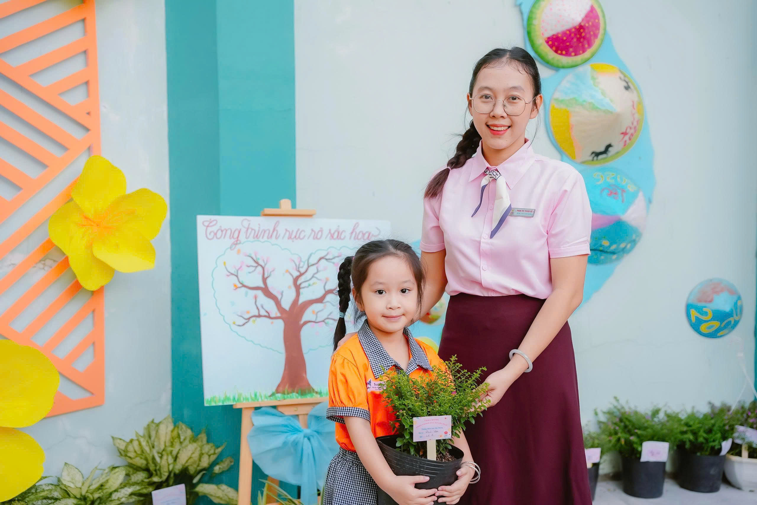 Rực rỡ sắc hoa đón tết ở những trường học hàng ngàn mét vuông - Ảnh 4.