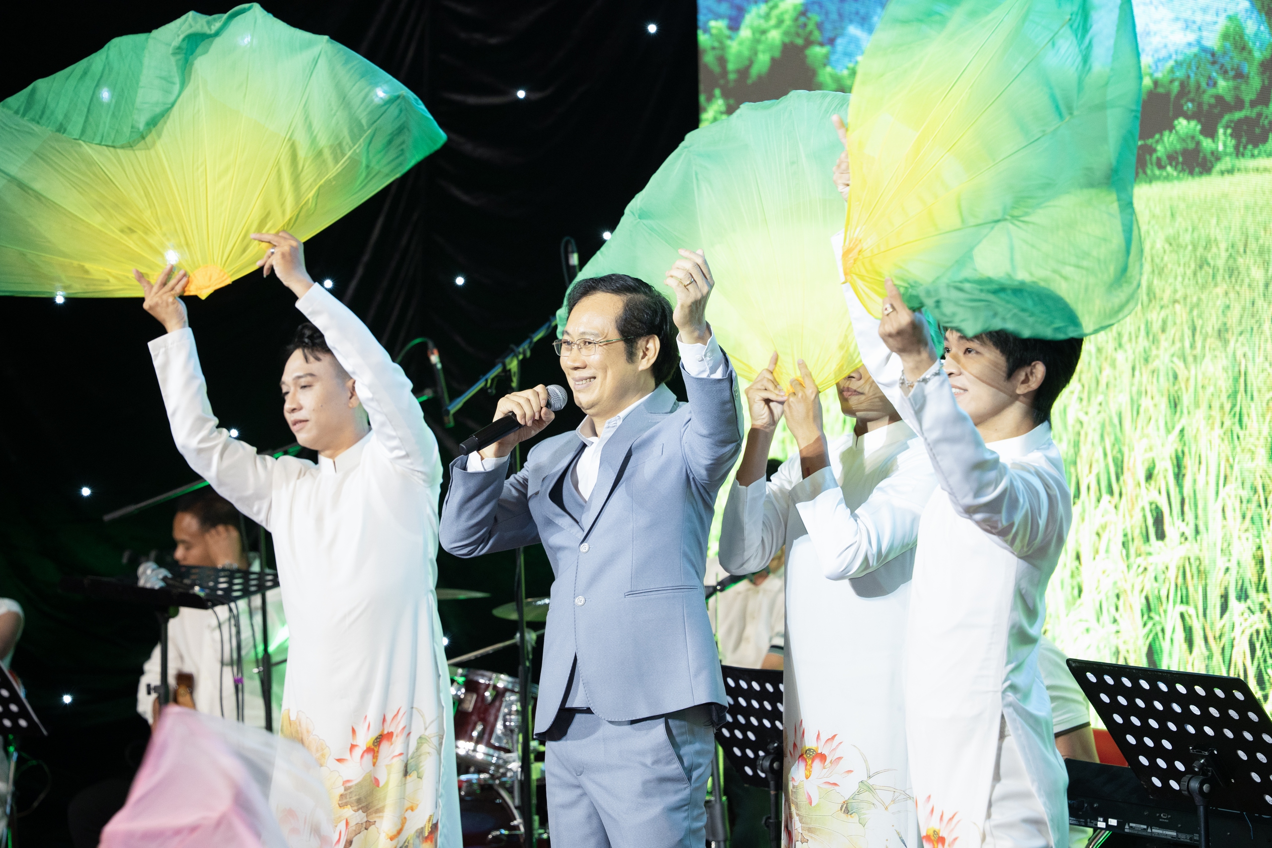 Bác sĩ làm ca sĩ, hát quyên góp gần 675 triệu đồng cho bệnh nhân dịp tết- Ảnh 3.