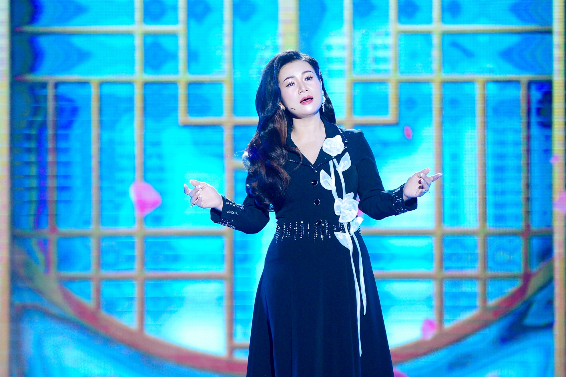 Dương Hồng Loan tiết lộ cuộc sống ở tuổi 46 - Ảnh 2.