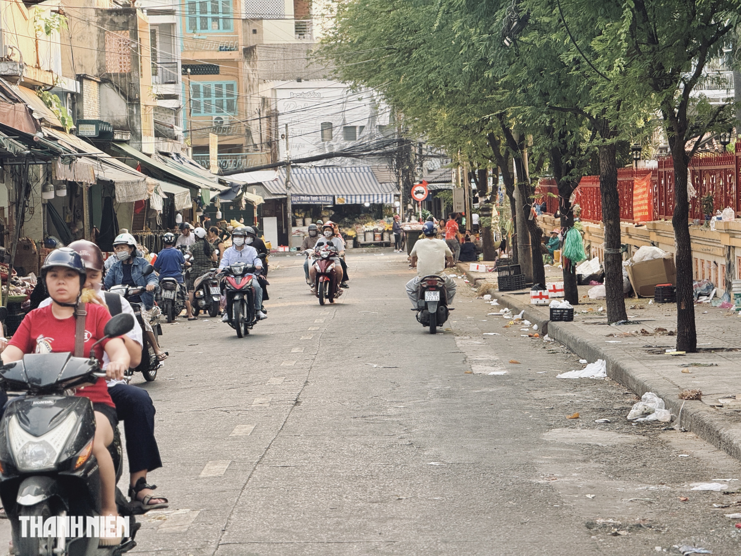 TP.HCM xử l&yacute; lấn chiếm vỉa h&egrave;: Chợ B&agrave; Chiểu 'lột x&aacute;c', người d&acirc;n ngạc nhi&ecirc;n - Ảnh 10.