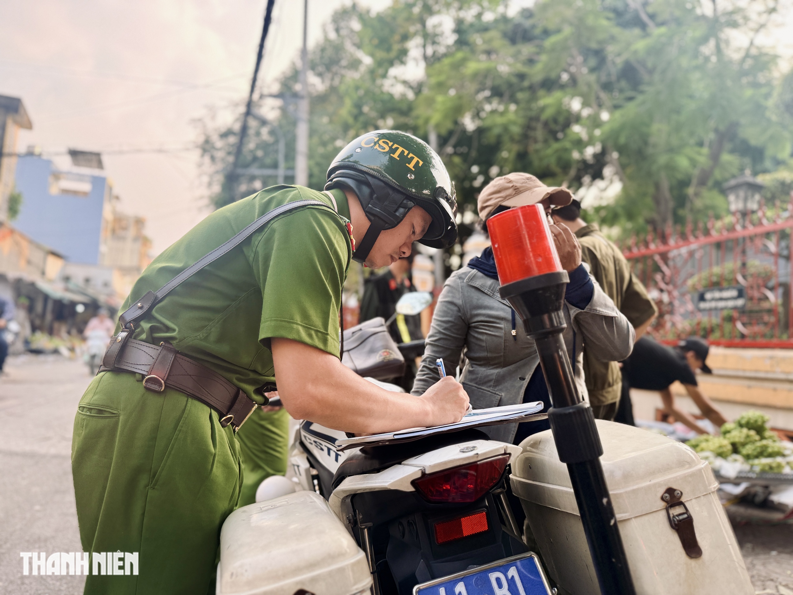 TP.HCM xử l&yacute; lấn chiếm vỉa h&egrave;: Chợ B&agrave; Chiểu 'lột x&aacute;c', người d&acirc;n ngạc nhi&ecirc;n - Ảnh 9.