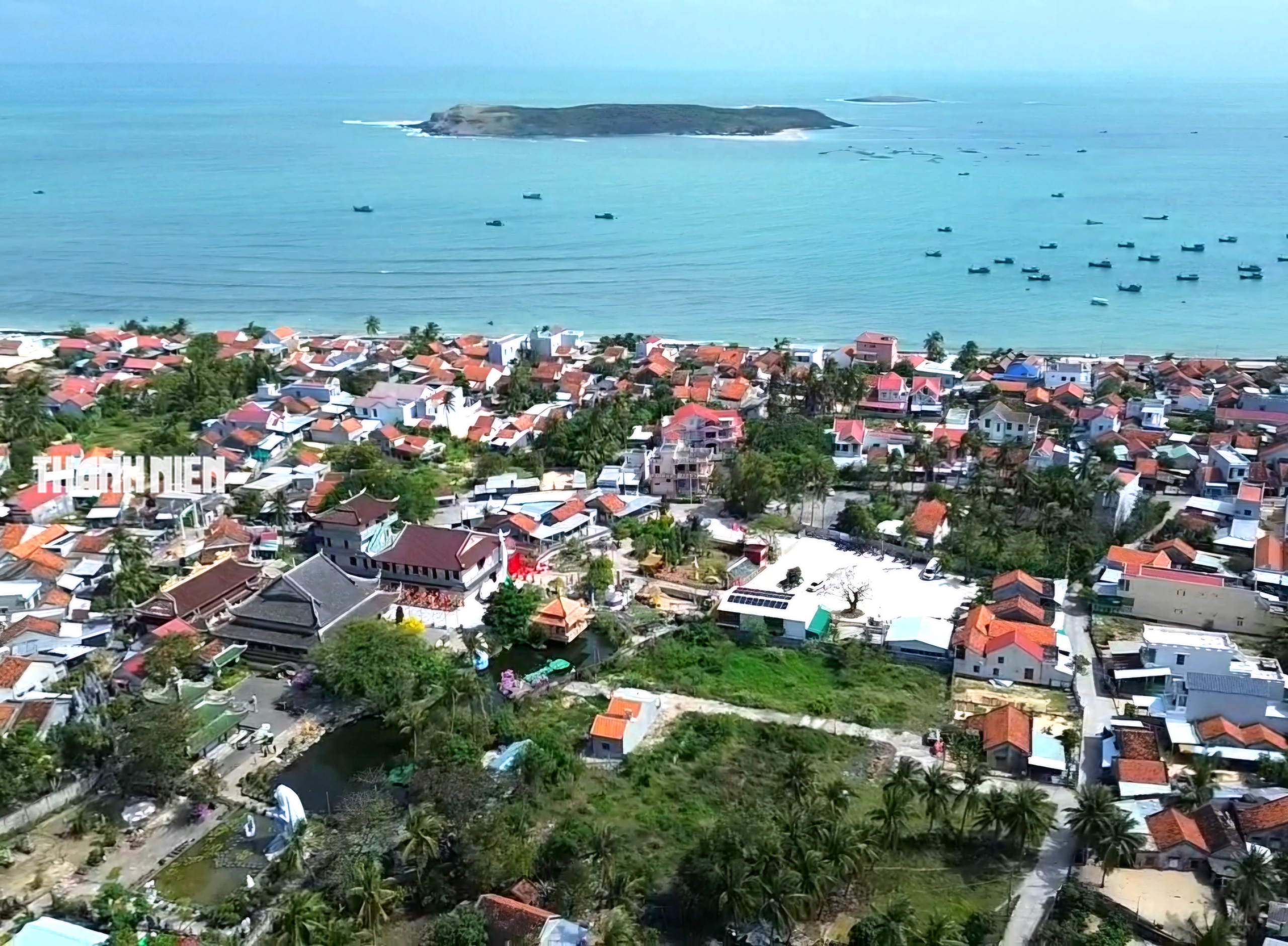 Ng&ocirc;i ch&ugrave;a thờ tượng Quan &Acirc;m từ biển: Gieo b&igrave;nh an cho cả trăm người mỗi m&ugrave;a b&atilde;o - Ảnh 1.