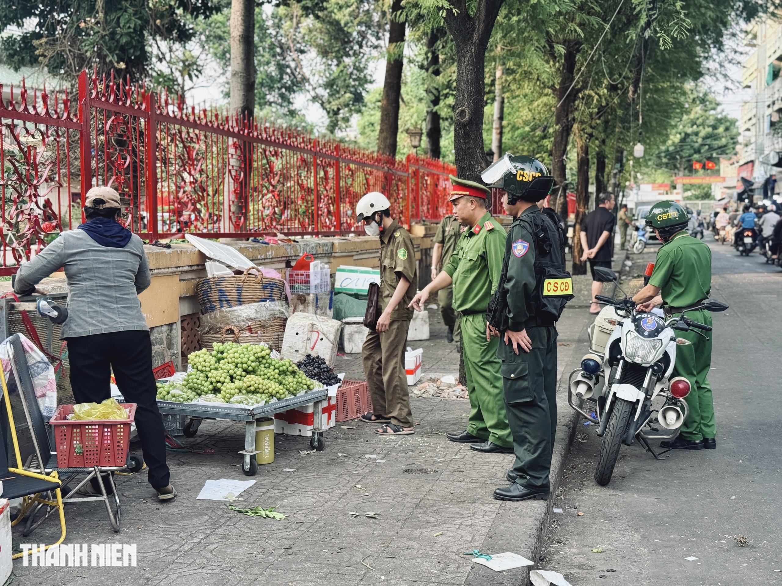 TP.HCM xử l&yacute; lấn chiếm vỉa h&egrave;: Chợ B&agrave; Chiểu 'lột x&aacute;c', người d&acirc;n ngạc nhi&ecirc;n - Ảnh 7.