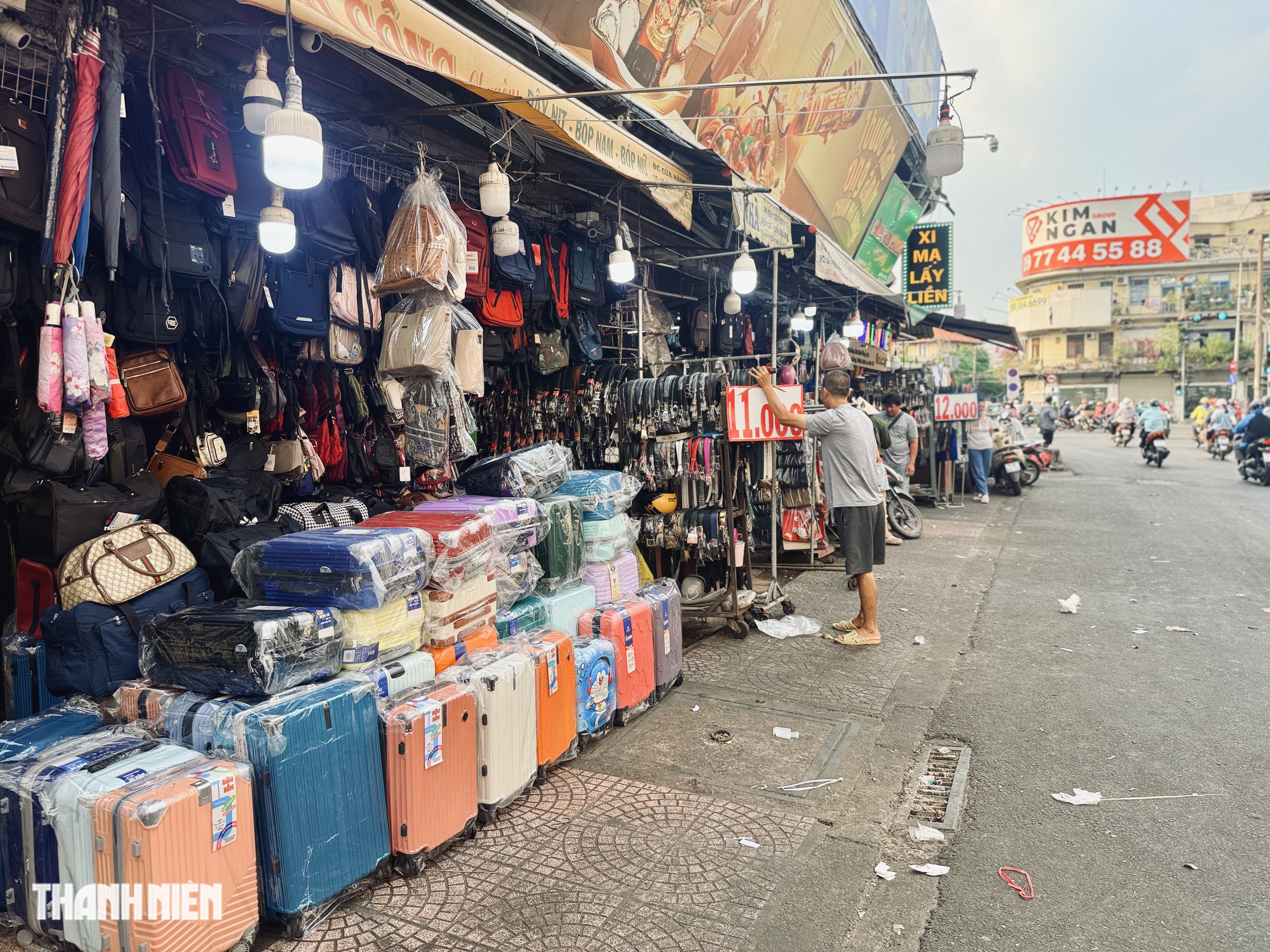 TP.HCM xử l&yacute; lấn chiếm vỉa h&egrave;: Chợ B&agrave; Chiểu 'lột x&aacute;c', người d&acirc;n ngạc nhi&ecirc;n - Ảnh 3.