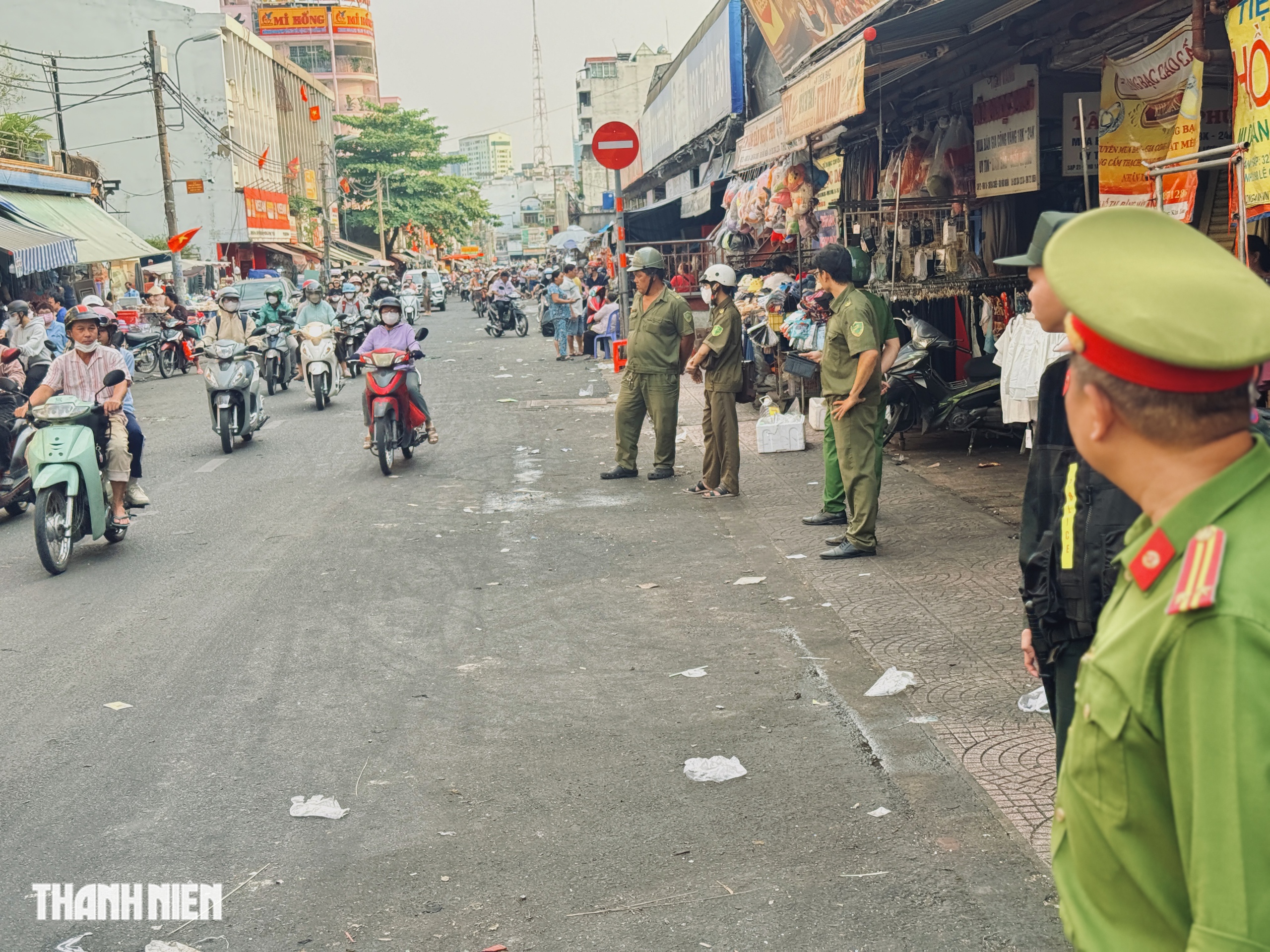 TP.HCM xử l&yacute; lấn chiếm vỉa h&egrave;: Chợ B&agrave; Chiểu 'lột x&aacute;c', người d&acirc;n ngạc nhi&ecirc;n - Ảnh 4.