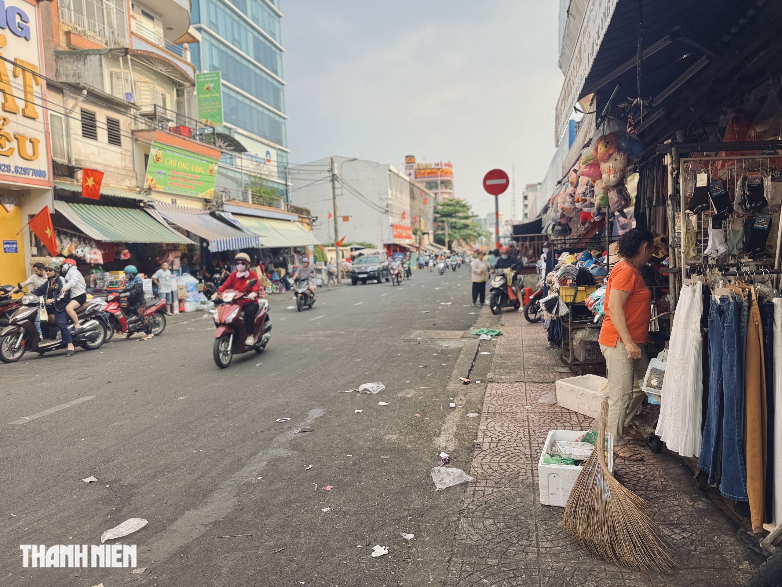 TP.HCM xử l&yacute; lấn chiếm vỉa h&egrave;: Chợ B&agrave; Chiểu 'lột x&aacute;c', người d&acirc;n ngạc nhi&ecirc;n - Ảnh 5.