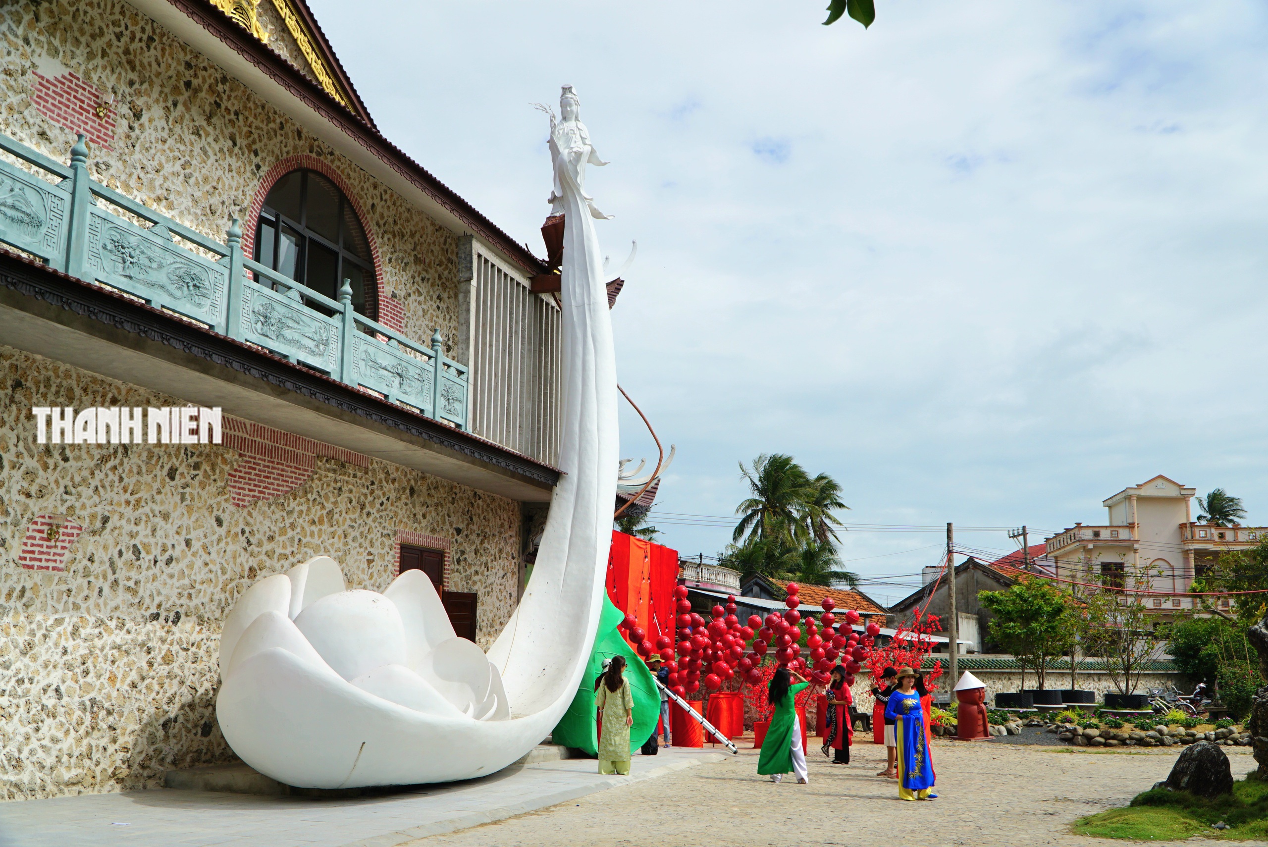 Ng&ocirc;i ch&ugrave;a thờ tượng Quan &Acirc;m từ biển: Gieo b&igrave;nh an cho cả trăm người mỗi m&ugrave;a b&atilde;o - Ảnh 3.