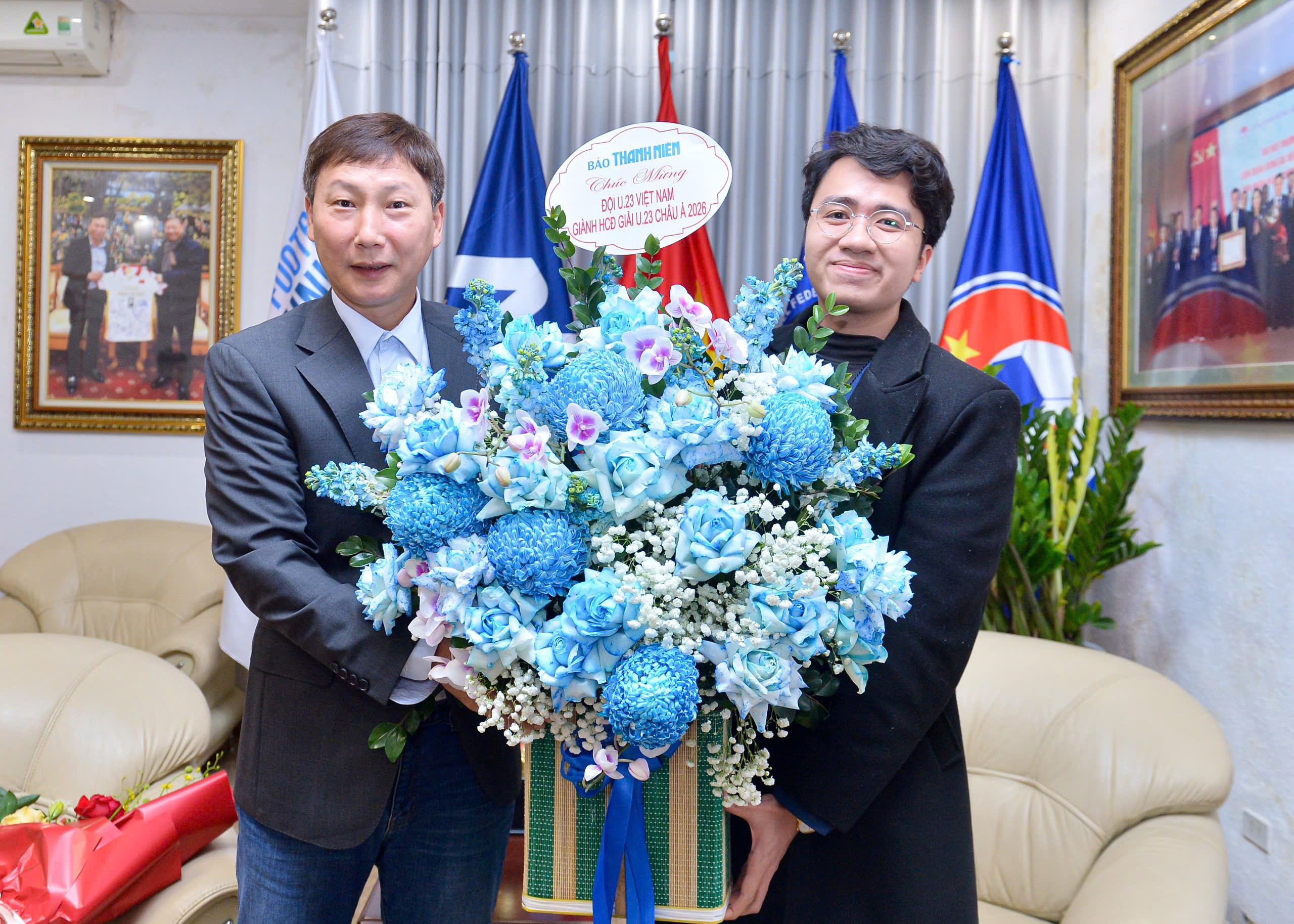 HLV Kim Sang-sik: ‘Tôi tự tin sẽ giúp U.23 Việt Nam hay hơn nữa, mục tiêu là World Cup’ - Ảnh 2. HLV Kim Sang-sik: ‘Tôi tự tin sẽ giúp U.23 Việt Nam hay hơn nữa, mục tiêu là World Cup’ - Ảnh 2.