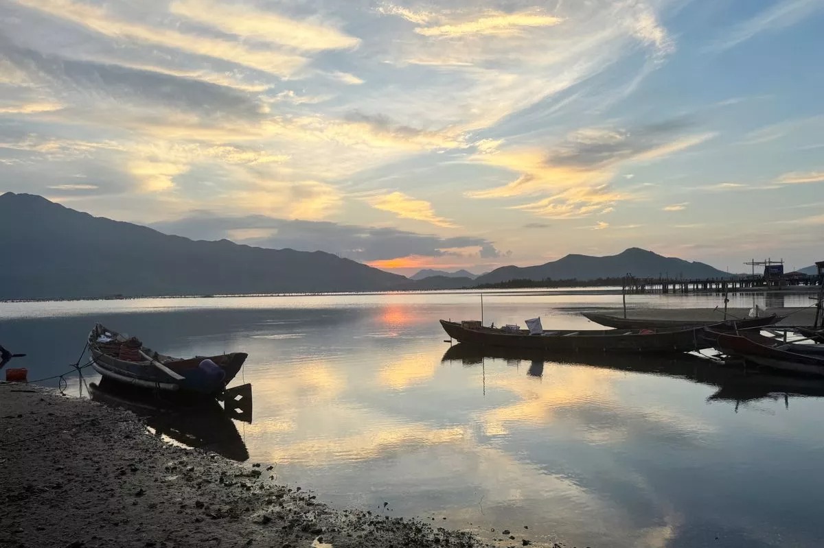 Khách Tây khám phá du lịch Việt Nam qua chợ Đông Ba và tiệm may ở Hội An - Ảnh 1.