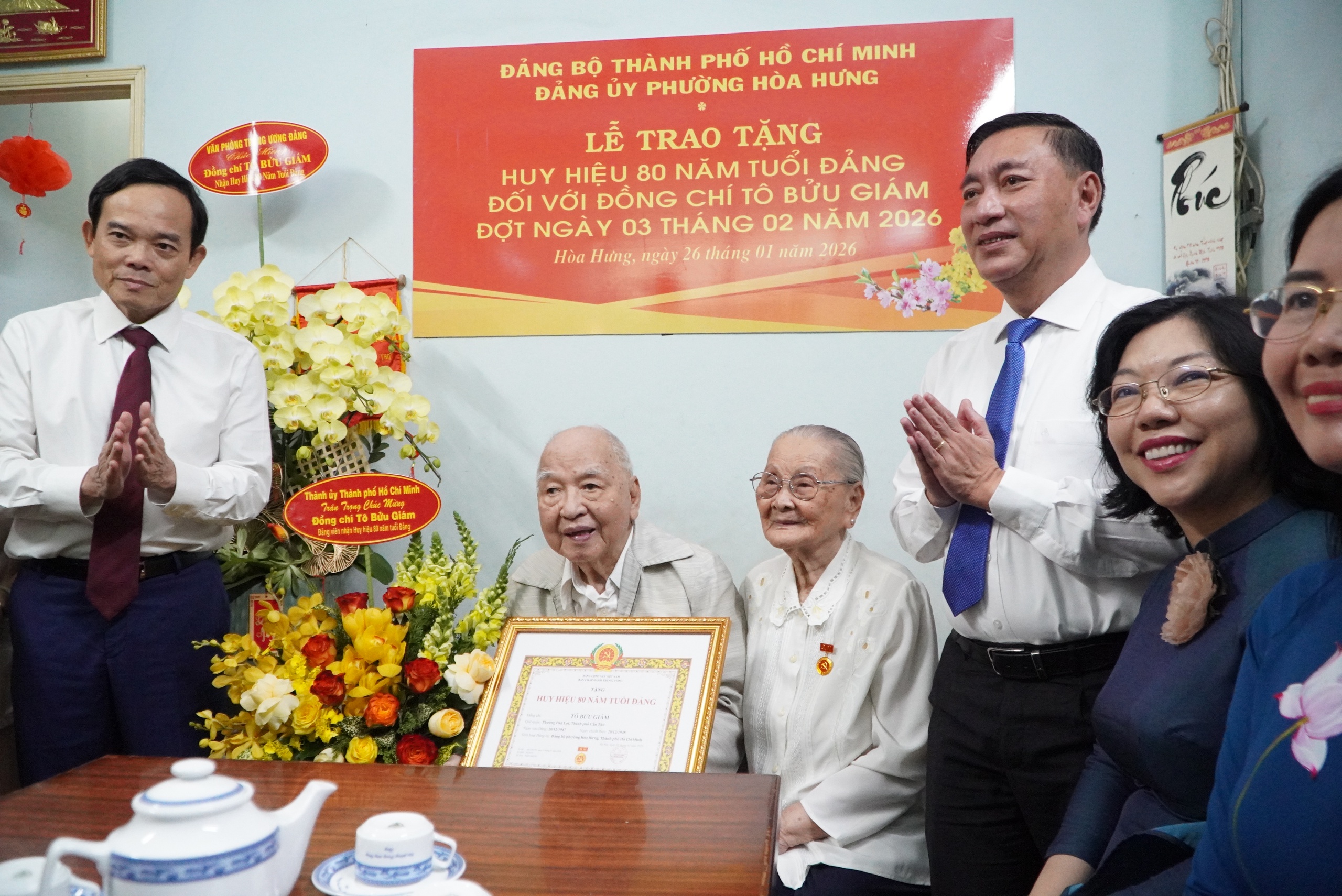 Thành ủy TP.HCM trao Huy hiệu Đảng đến nguyên trợ lý 2 Tổng Bí thư- Ảnh 1.