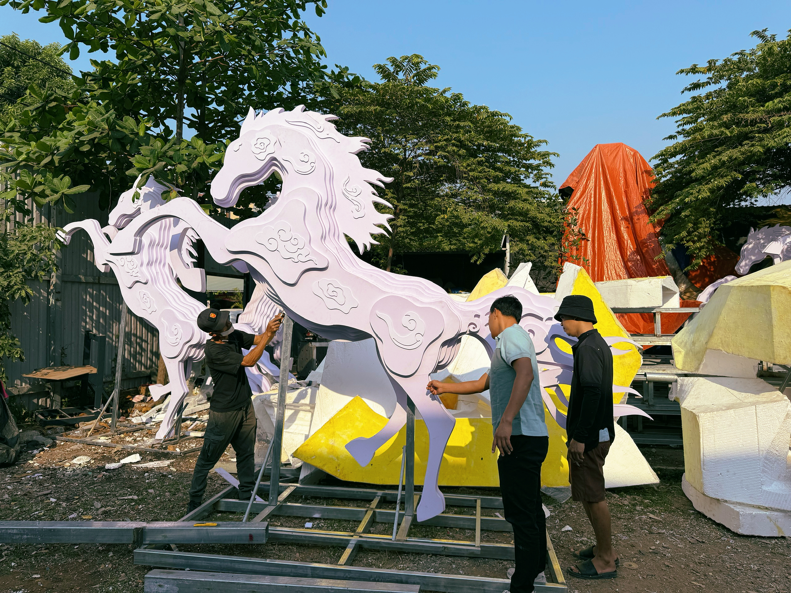 Bên trong xưởng làm linh vật ngựa cho Đường hoa Nguyễn Huệ 2026- Ảnh 1.