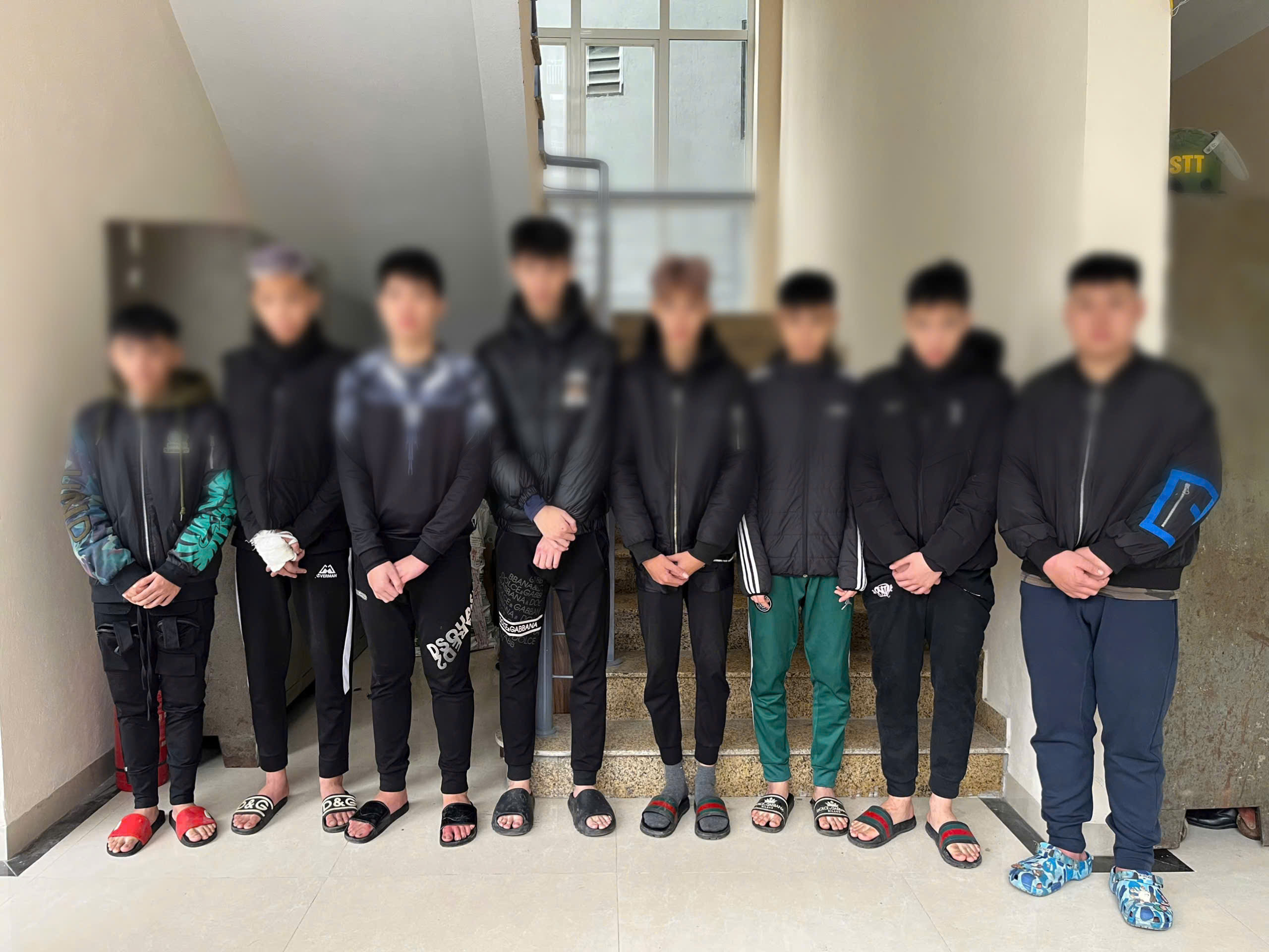 Công an Hà Nội tạm giữ nhóm thanh niên sàm sỡ phụ nữ trong lúc đi ‘bão’- Ảnh 1.