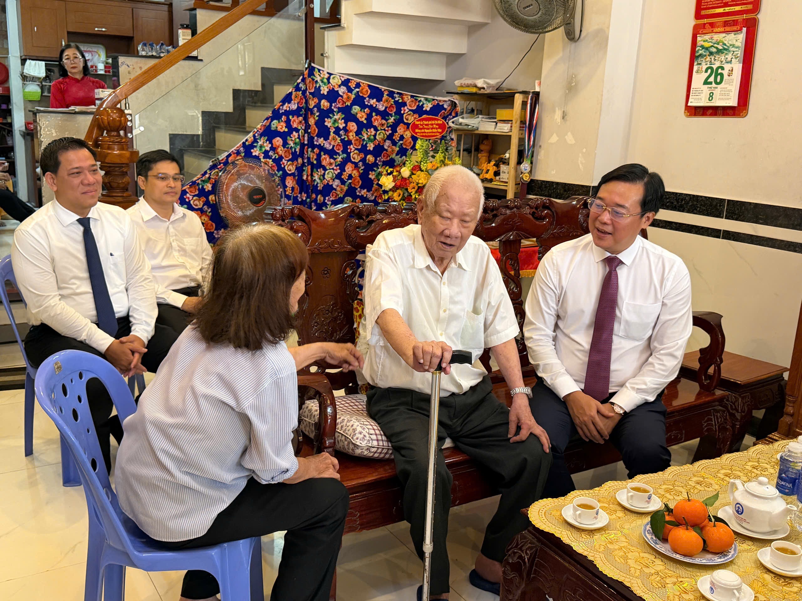 Thành ủy TP.HCM trao Huy hiệu Đảng đến nguyên trợ lý 2 Tổng Bí thư- Ảnh 3.