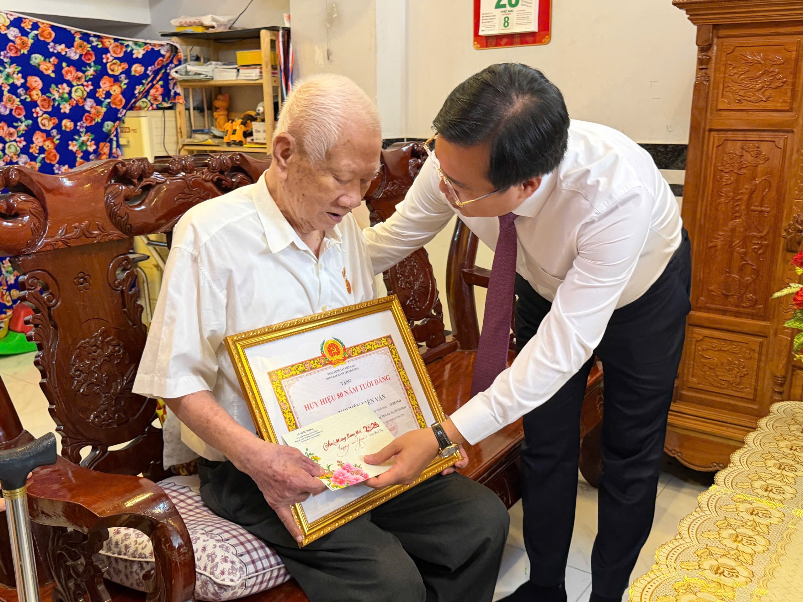 Thành ủy TP.HCM trao Huy hiệu Đảng đến nguyên trợ lý 2 Tổng Bí thư- Ảnh 4.