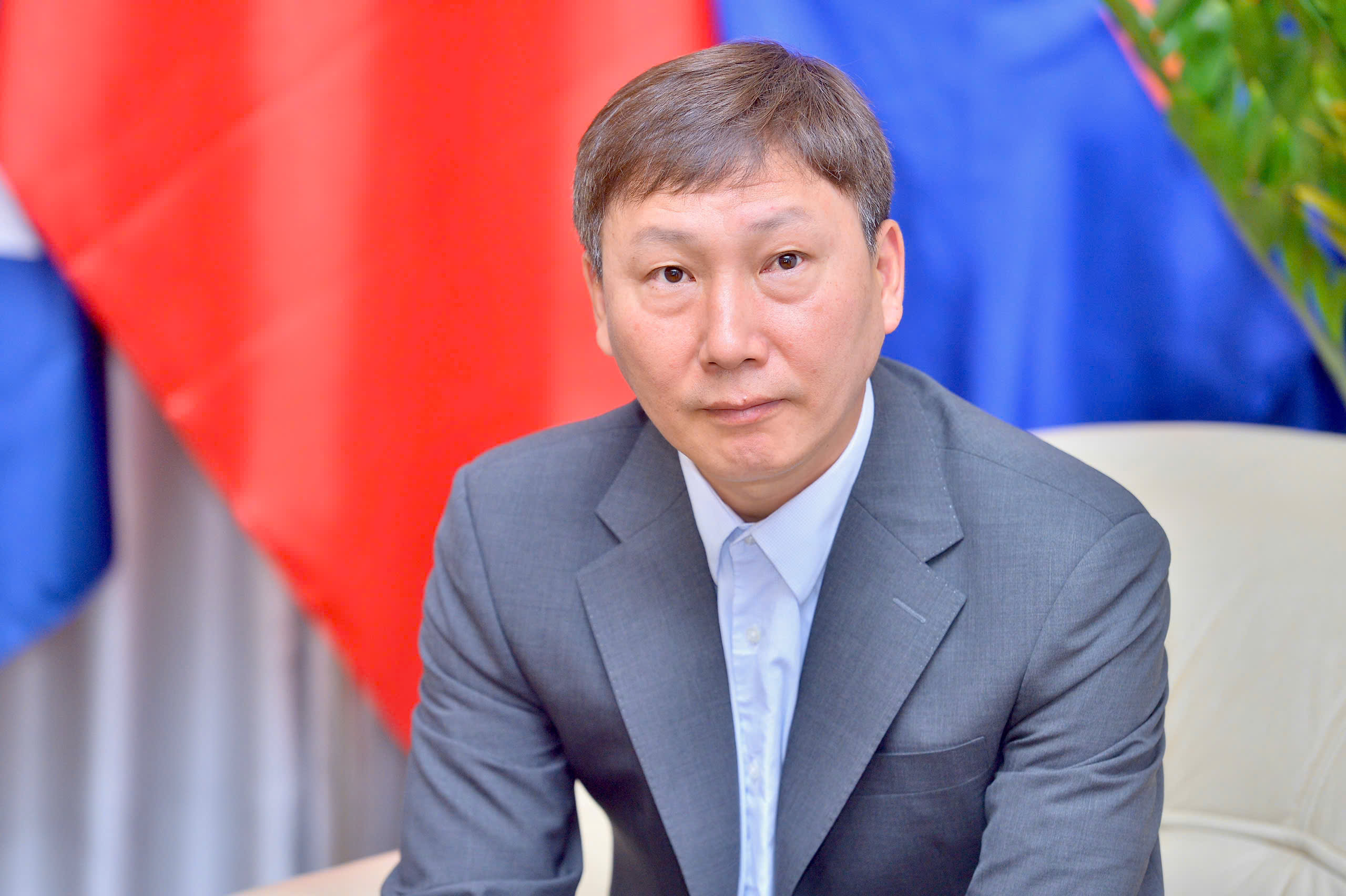 HLV Kim Sang-sik 'thở ph&agrave;o', Đo&agrave;n Văn Hậu b&aacute;o tin cực vui trước ng&agrave;y ĐT Việt Nam hội qu&acirc;n