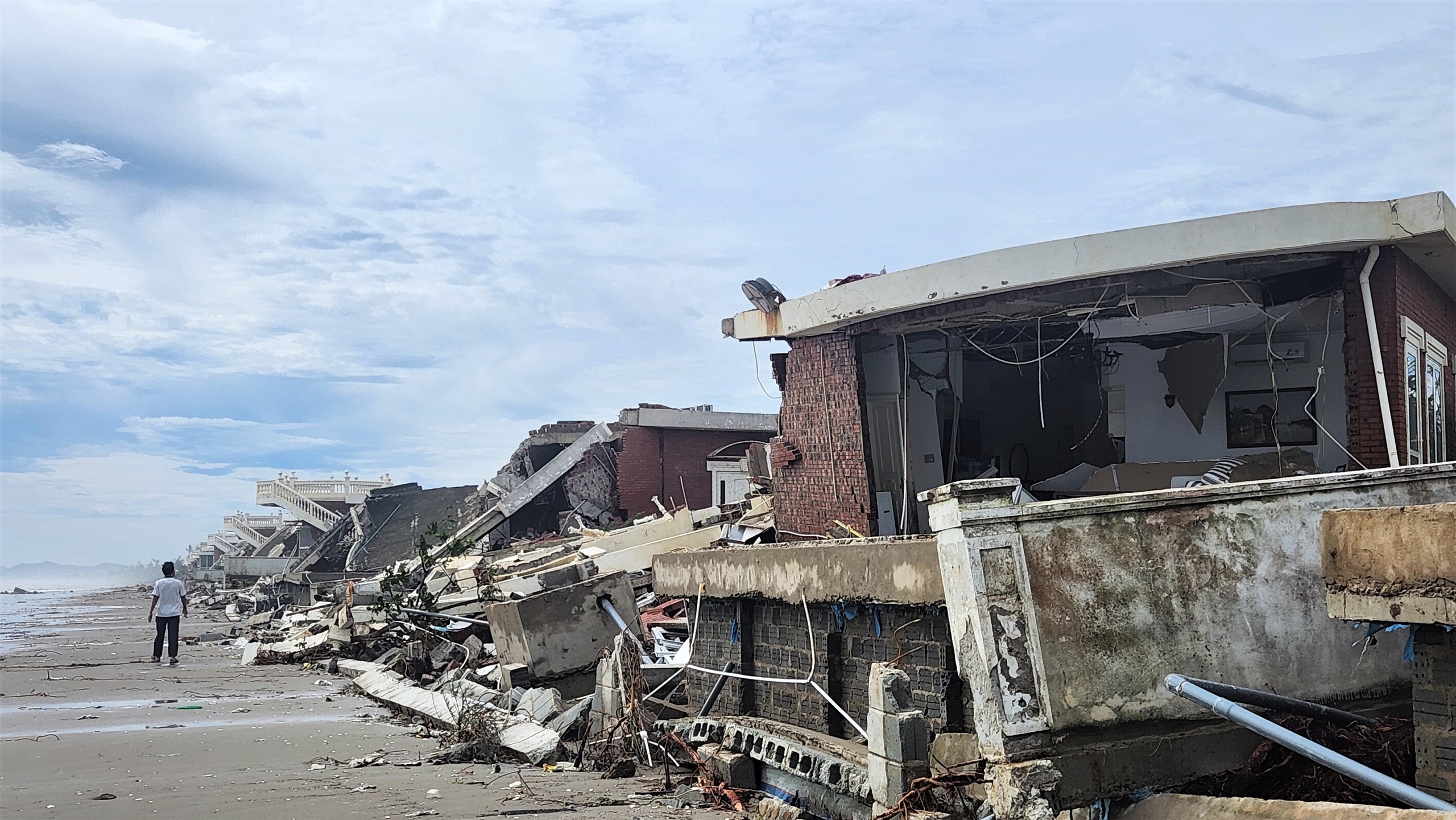 Khu nghỉ dưỡng trăm tỉ bị đổ sập do bão: Lộ sai phạm của chủ đầu tư - Ảnh 1.