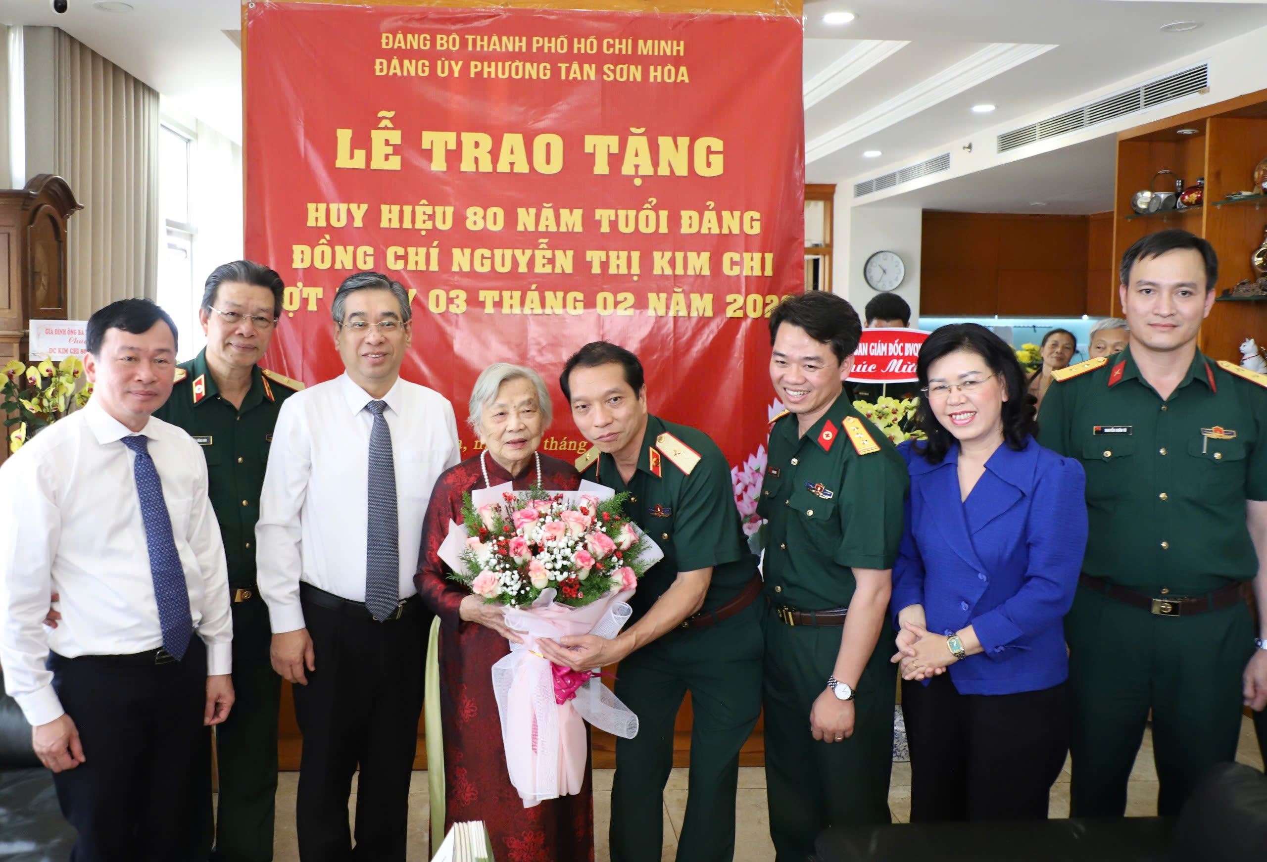 Thành ủy TP.HCM trao Huy hiệu Đảng đến nguyên trợ lý 2 Tổng Bí thư- Ảnh 5.