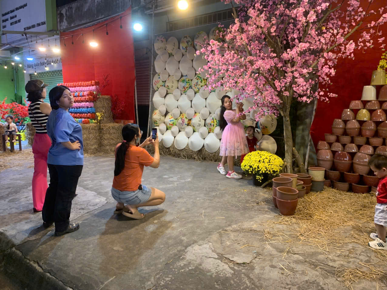 Điểm chụp ảnh tết v&agrave; ăn uống mới toanh thu h&uacute;t giới trẻ - Ảnh 6.