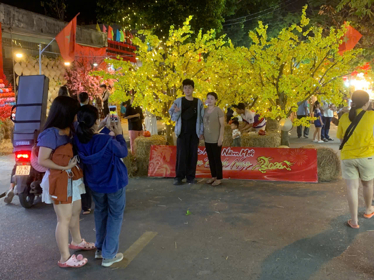 Điểm chụp ảnh tết v&agrave; ăn uống mới toanh thu h&uacute;t giới trẻ - Ảnh 9.