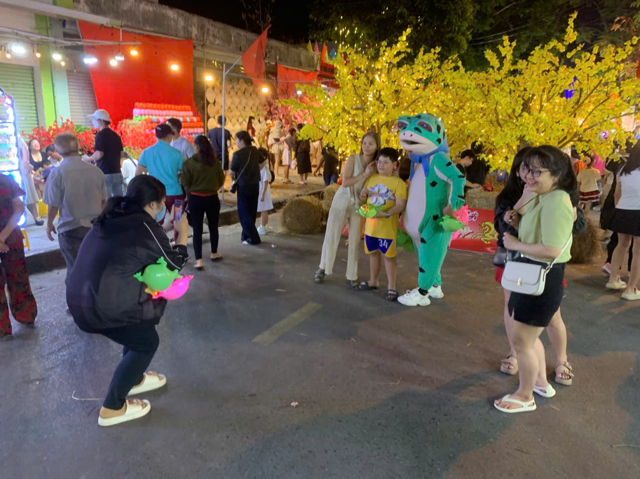 Điểm chụp ảnh tết v&agrave; ăn uống mới toanh thu h&uacute;t giới trẻ - Ảnh 4.