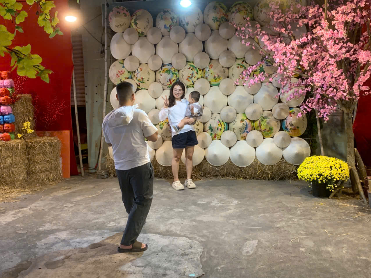 Điểm chụp ảnh tết v&agrave; ăn uống mới toanh thu h&uacute;t giới trẻ - Ảnh 7.