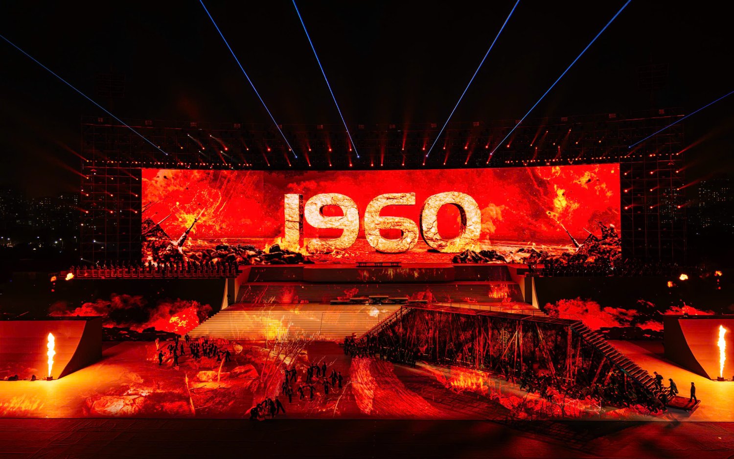 Những hình ảnh hoành tráng của chương trình nghệ thuật đặc biệt thu hút 20 ngàn khán giả - Ảnh 1.