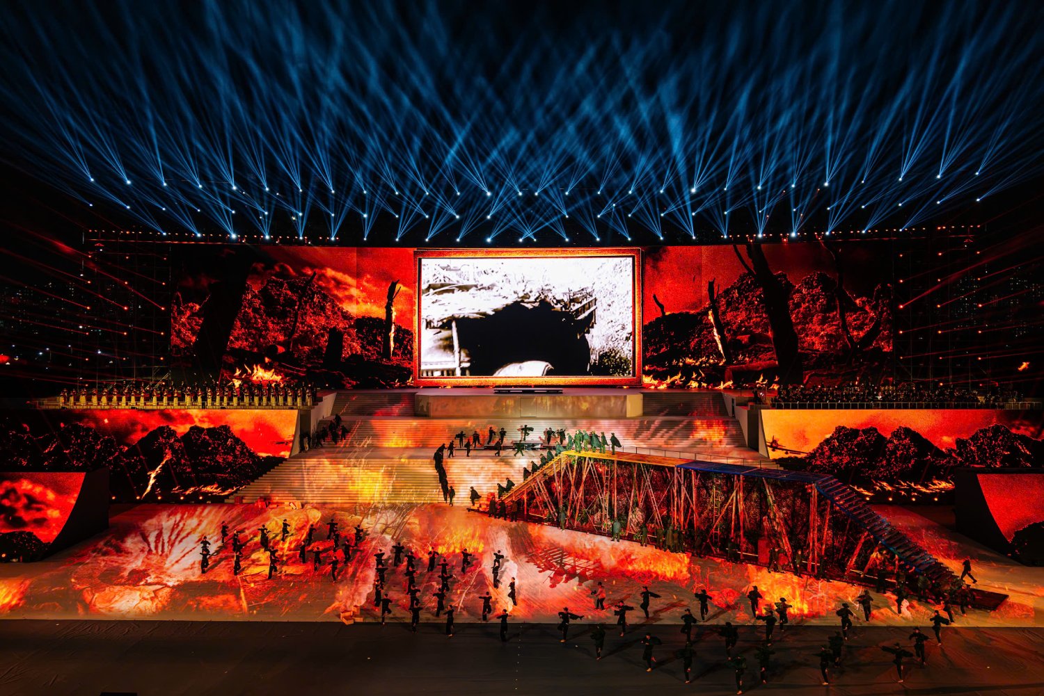Những hình ảnh hoành tráng của chương trình nghệ thuật đặc biệt thu hút 20 ngàn khán giả - Ảnh 10.