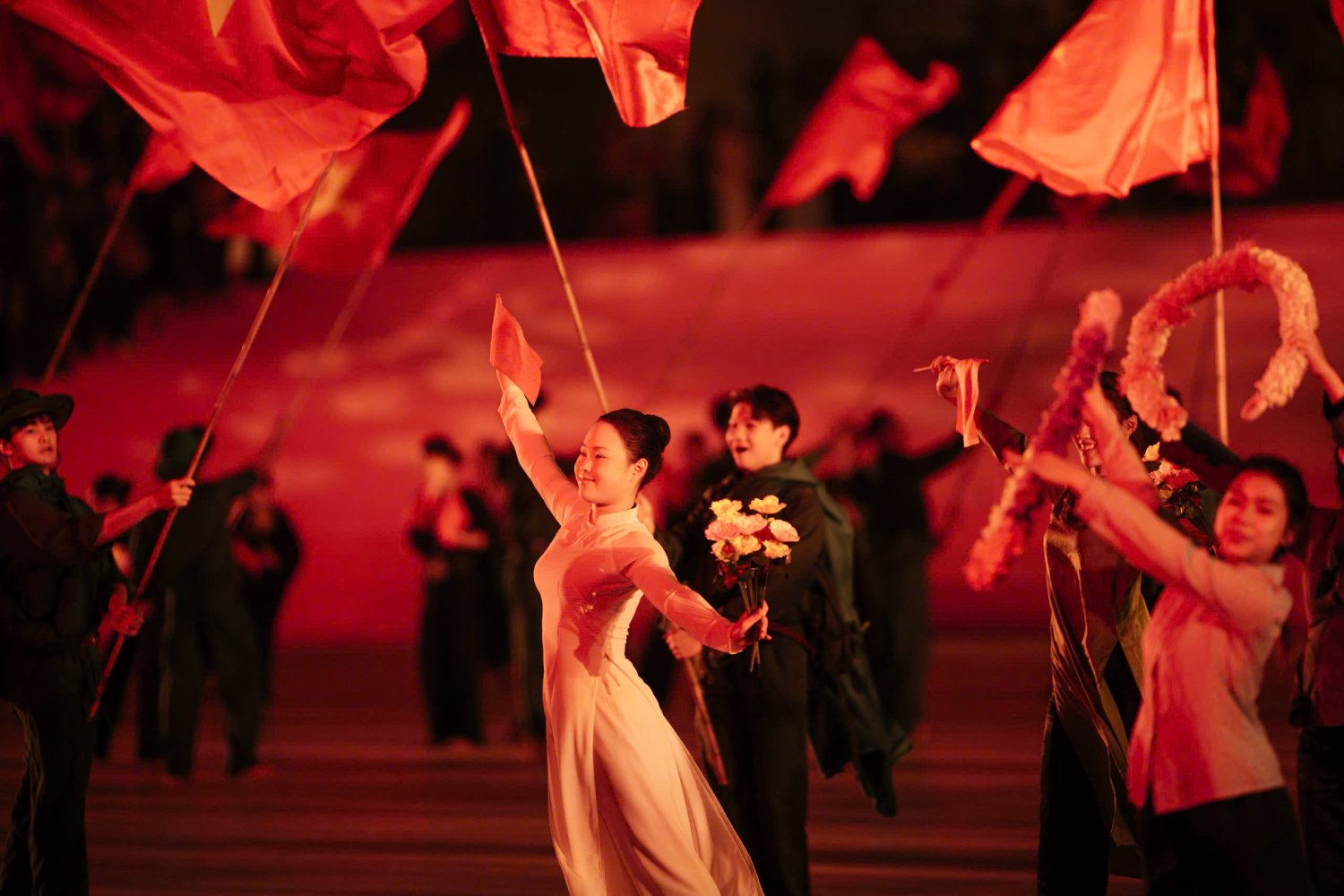 Những hình ảnh hoành tráng của chương trình nghệ thuật đặc biệt thu hút 20 ngàn khán giả - Ảnh 12.