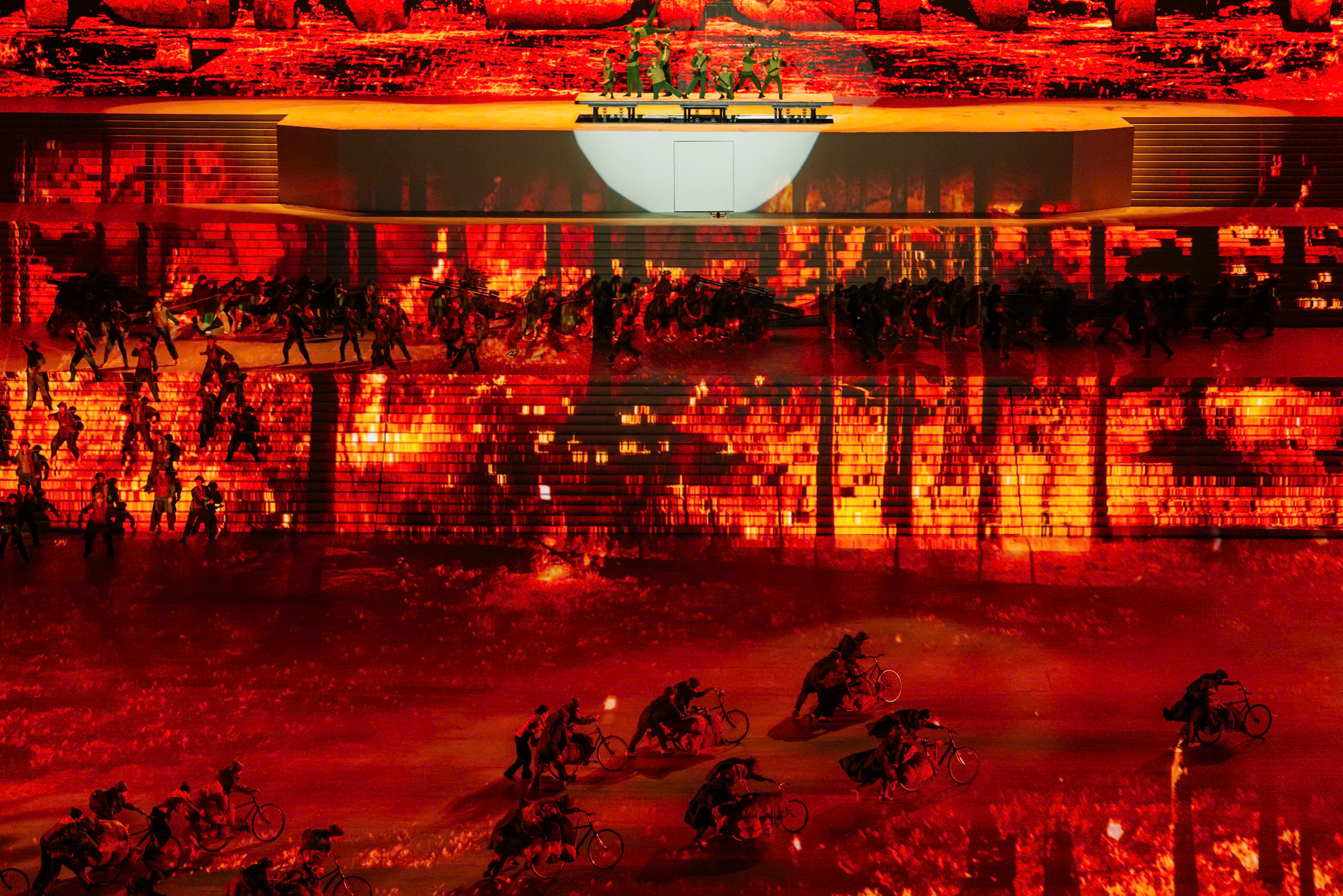 Những hình ảnh hoành tráng của chương trình nghệ thuật đặc biệt thu hút 20 ngàn khán giả - Ảnh 13.