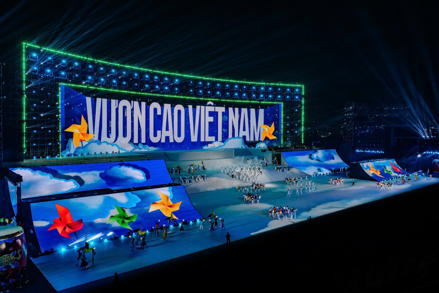 Những hình ảnh hoành tráng của chương trình nghệ thuật đặc biệt thu hút 20 ngàn khán giả - Ảnh 2.