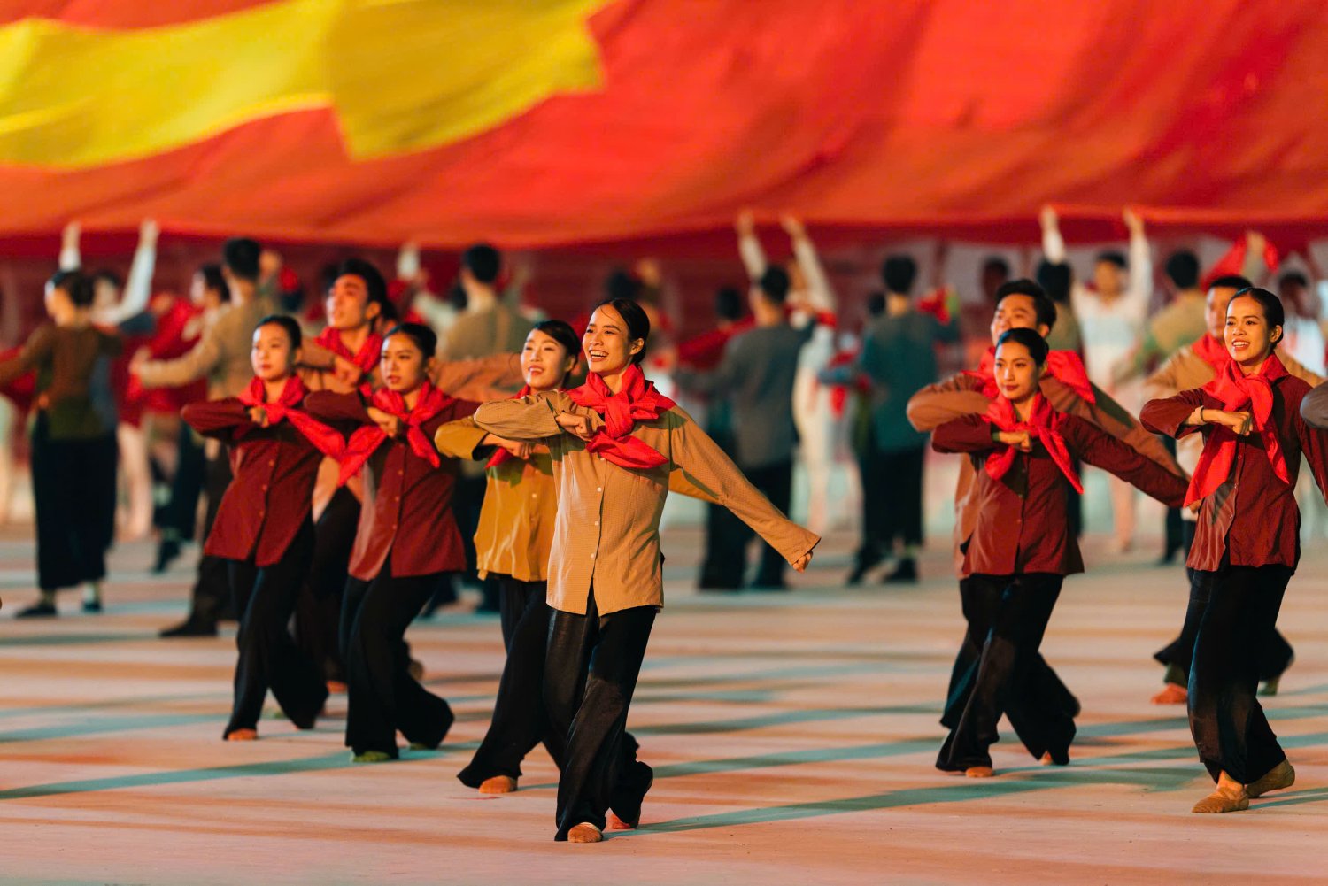 Những hình ảnh hoành tráng của chương trình nghệ thuật đặc biệt thu hút 20 ngàn khán giả - Ảnh 6.